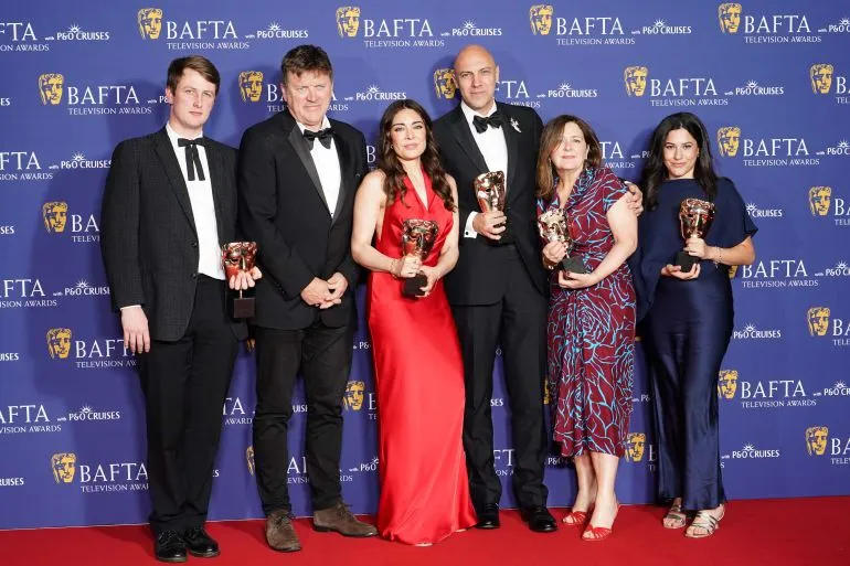 فريق فيلم Gaza: Doctors Under Attack يحتفل بجائزة Bafta في حفل رسمي بلندن، مع تسليط الضوء على قضايا المنظومة الصحية في غزة.