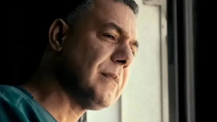 الدكتور حسام أبو صفية، مدير مستشفى كمال عدوان، ينظر من نافذة، معبرًا عن قلقه خلال الحرب الإسرائيلية على غزة.