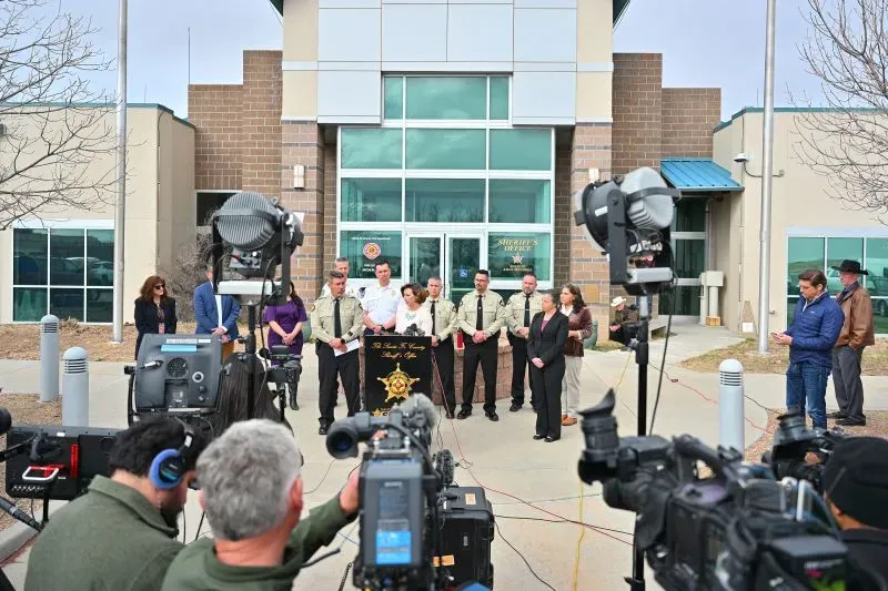 مؤتمر صحفي أمام مركز الشرطة في نيو مكسيكو، حيث يتحدث المسؤولون عن تفاصيل وفاة الممثل جين هاكمان وزوجته بيتسي أراكاوا.