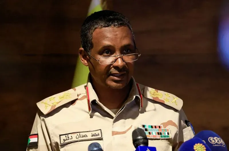 محمد حمدان دقلو، المعروف بحميدتي، يتحدث في مؤتمر صحفي، وسط توترات سياسية في السودان واتهامات بارتكاب انتهاكات.