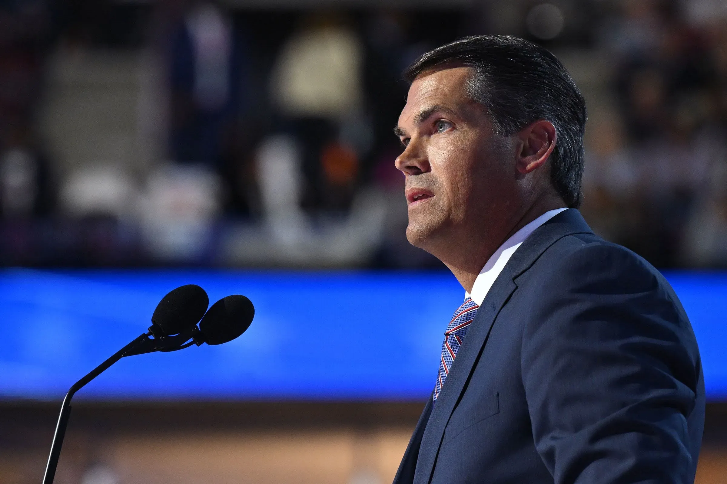 جيف دنكان، نائب حاكم جورجيا السابق، يتحدث في مؤتمر، معلنًا عن ترشحه لمنصب الحاكم كديمقراطي في 2026.