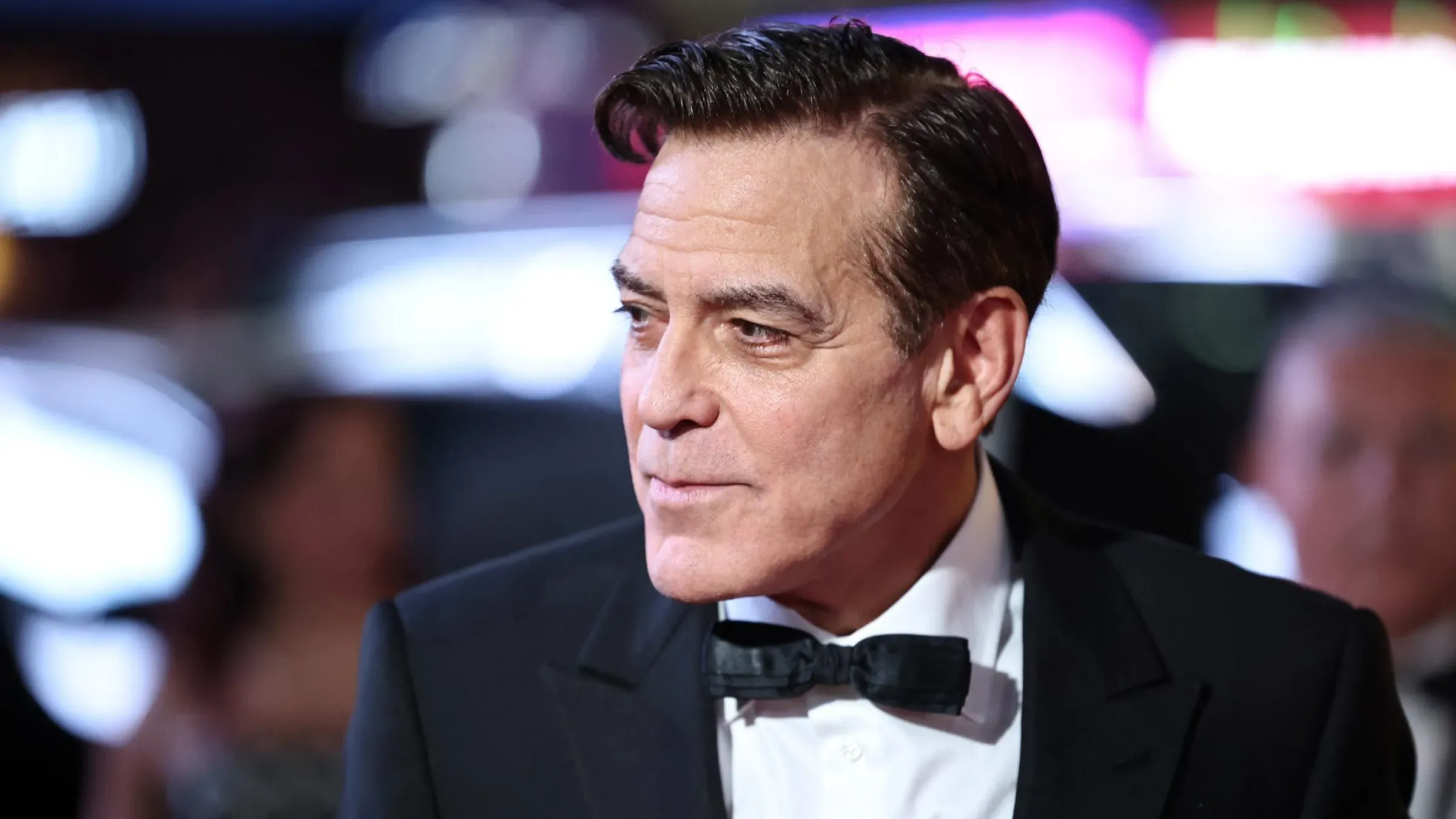 جورج كلوني يتحدث بإيجابية عن مستقبل الولايات المتحدة، مؤكدًا تفاؤله بشأن الانتخابات القادمة وضرورة وجود قيادة جديدة في الحزب الديمقراطي.