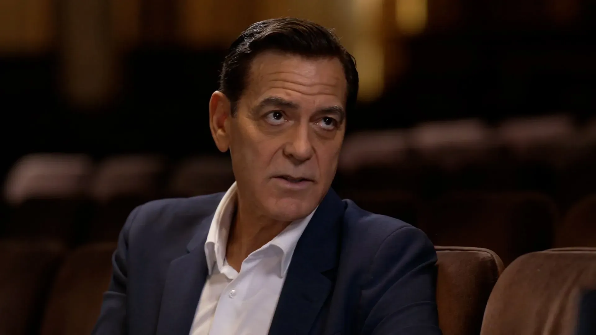 يظهر جورج كلوني في مقابلة مع شبكة سي إن إن، حيث يتحدث عن أهمية الانتخابات التمهيدية للحزب الديمقراطي ودور القيادة المستقبلية.