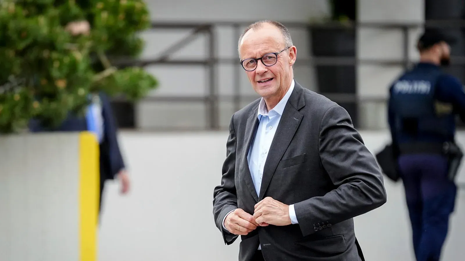 المستشار الألماني فريدريش ميرتس يتحدث في منتدى أوروبي ببرلين، حيث أعلن رفع القيود على تسليح أوكرانيا.