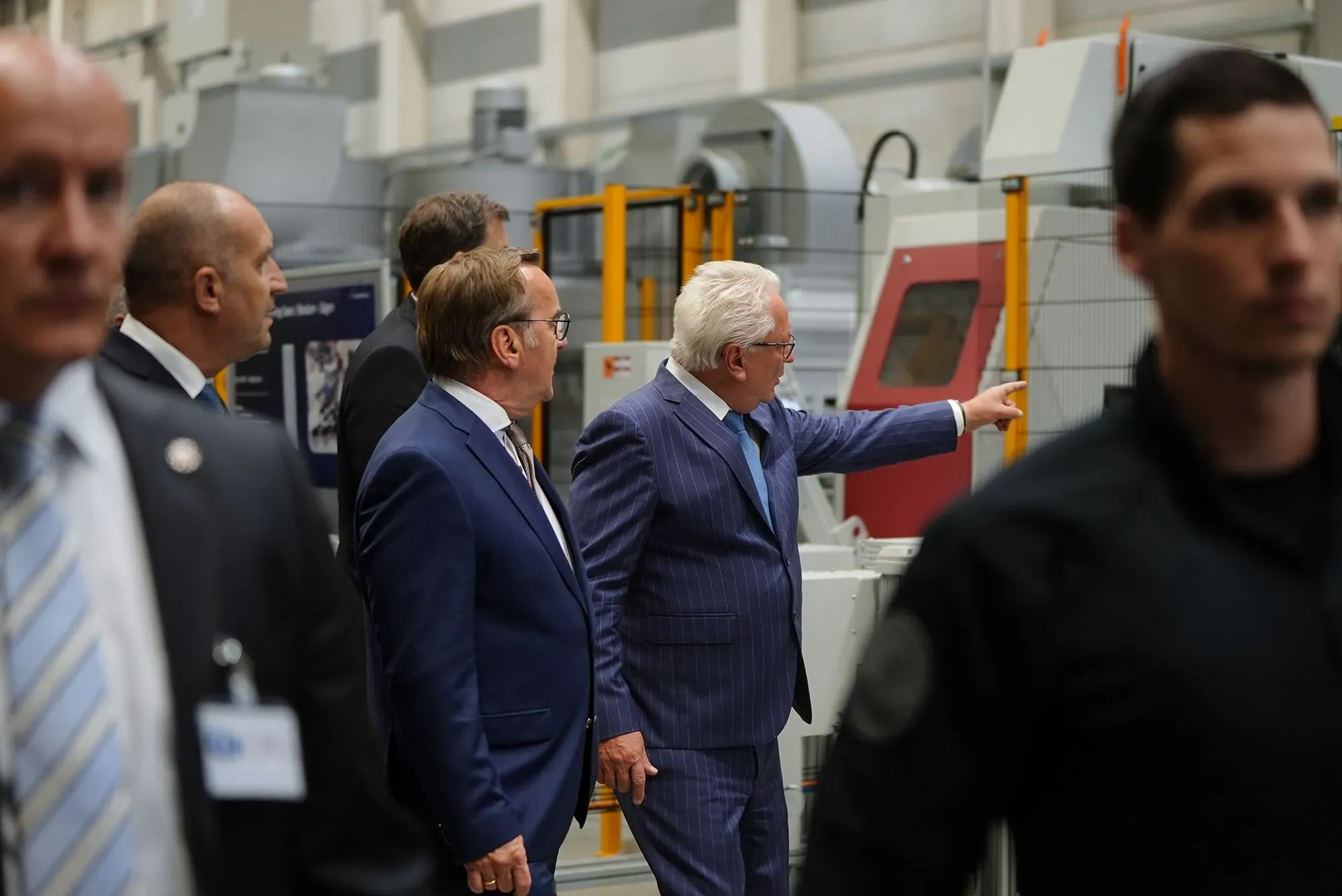 افتتاح مصنع ذخيرة في ألمانيا، حيث يظهر مسؤولون يتفقدون المعدات، مما يعكس جهود أوروبا لتعزيز قدراتها الدفاعية في ظل الصراع الأوكراني.