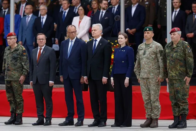 مستشار ألمانيا فريدريش ميرتس مع مسؤولين ليتوانيين وعسكريين خلال حفل تدشين لواء ألماني في ليتوانيا لتعزيز أمن حلف الناتو.