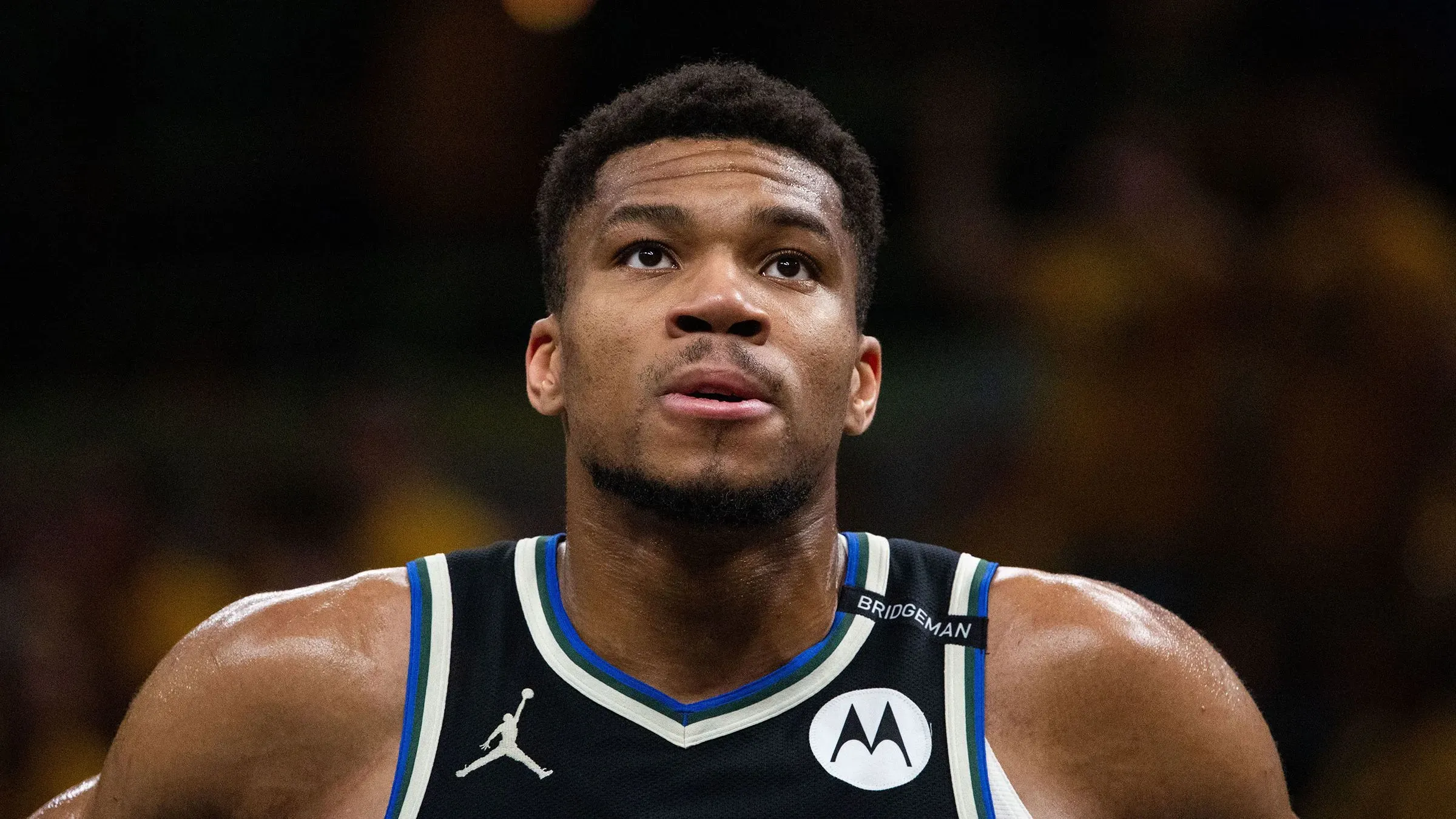 جيانيس أنتيتوكونمبو، نجم ميلووكي باكس، ينظر إلى الأعلى بتعبير جاد بعد مباراة مثيرة ضد إنديانا بيسرز في البلاي أوف.