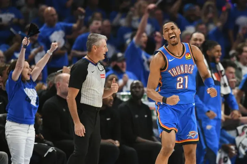 مهاجم أوكلاهوما سيتي جالين ويليامز يحتفل بعد تسجيله نقطة في المباراة السابعة ضد دنفر ناجتس، وسط حماس الجماهير.