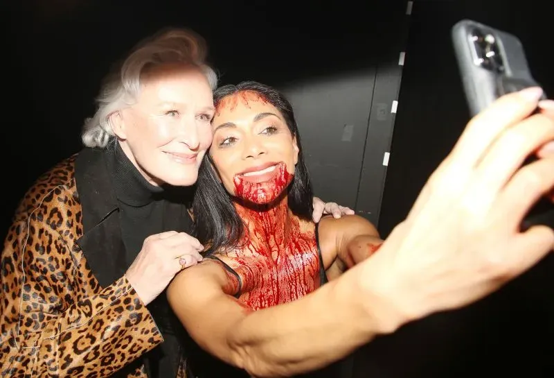 جلين كلوز ونيكول شيرزينغر تلتقطان سيلفي بعد عرض "Sunset Blvd."، حيث تظهر شيرزينغر بمظهر درامي مع تأثيرات دموية.