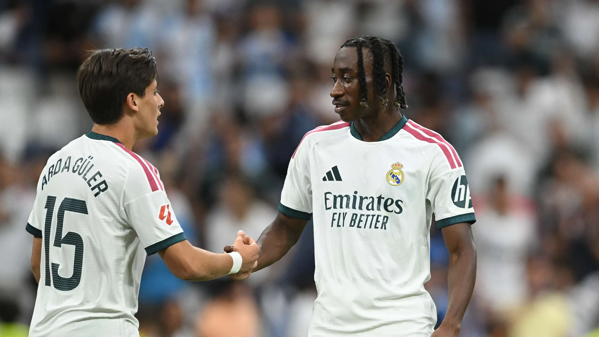 آردا غولر ويان ديوماندي لاعبا ريال مدريد يتصافحان خلال مباراة، في ظل نقاش مورينيو حول اختيار التشكيلة قبل ديربي مدريد.
