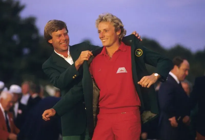 لحظة تاريخية تُظهر لاعب الجولف برنهارد لانجر وهو يتلقى سترة البطولة الخضراء، رمز النجاح في بطولة الماسترز.