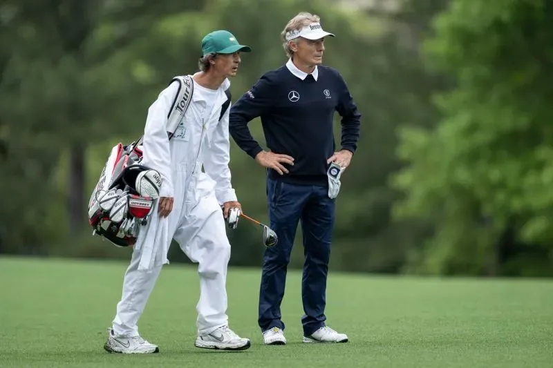 لاعب الجولف برنهارد لانجر يقف مع مساعده على ملعب أوجوستا، يستعد للمشاركة في بطولة الماسترز الأخيرة له.