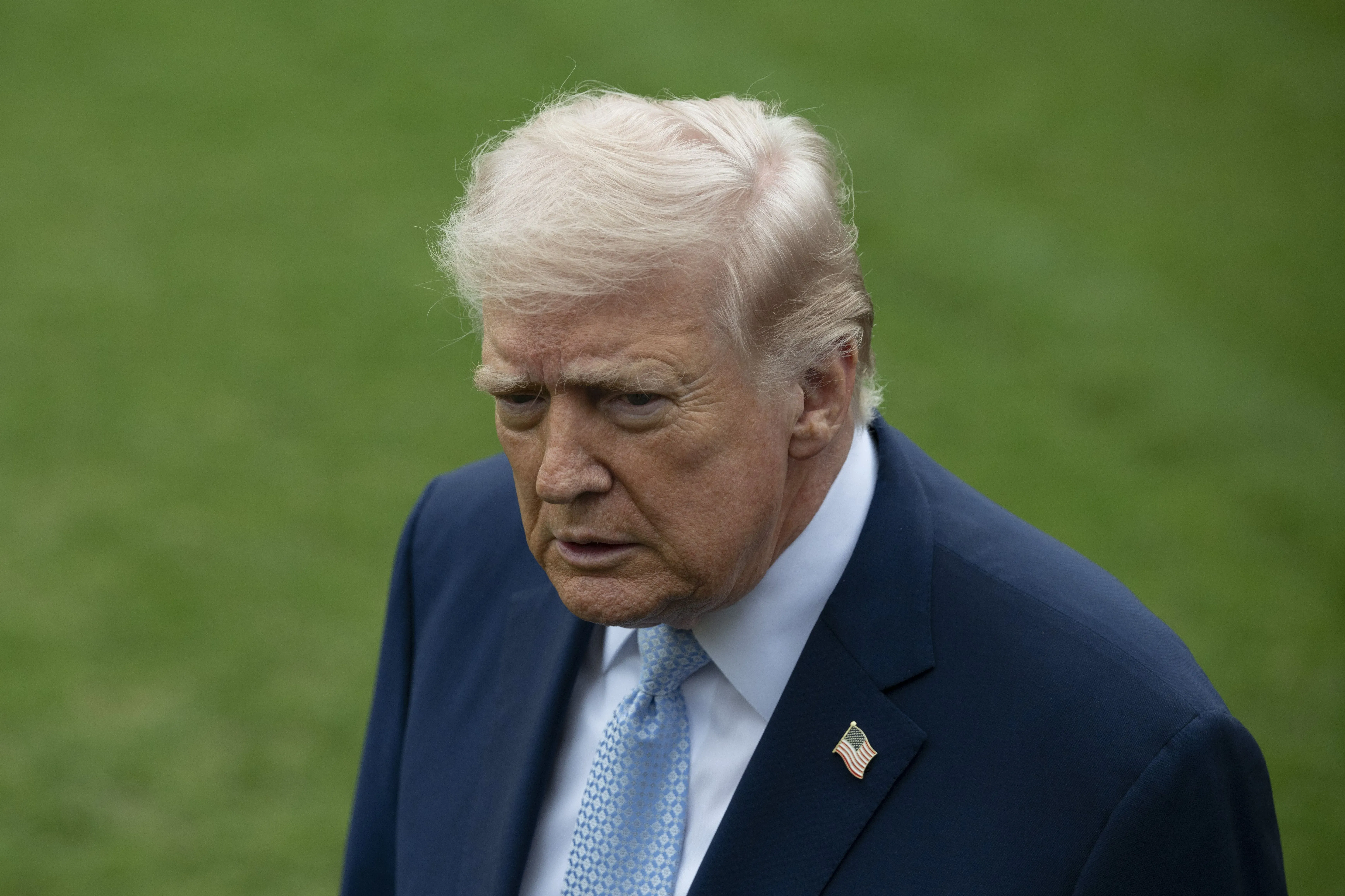 ترامب يبدو عابسًا أثناء حديثه، مع التركيز على تعابير وجهه الجادة، في سياق تعليقات مثيرة للجدل حول وفاة روبرت مولر.