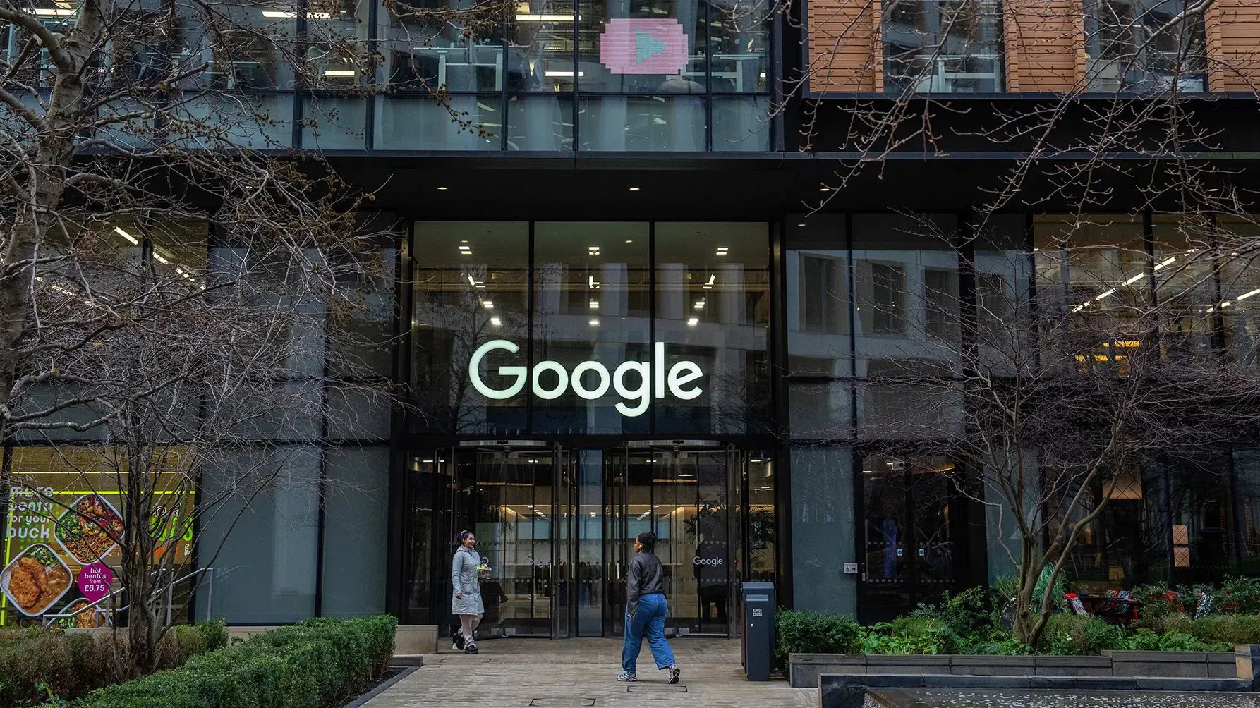 مقر شركة جوجل في بريطانيا، حيث تواجه دعوى جماعية تتهمها باستغلال هيمنتها في سوق البحث والإعلانات.