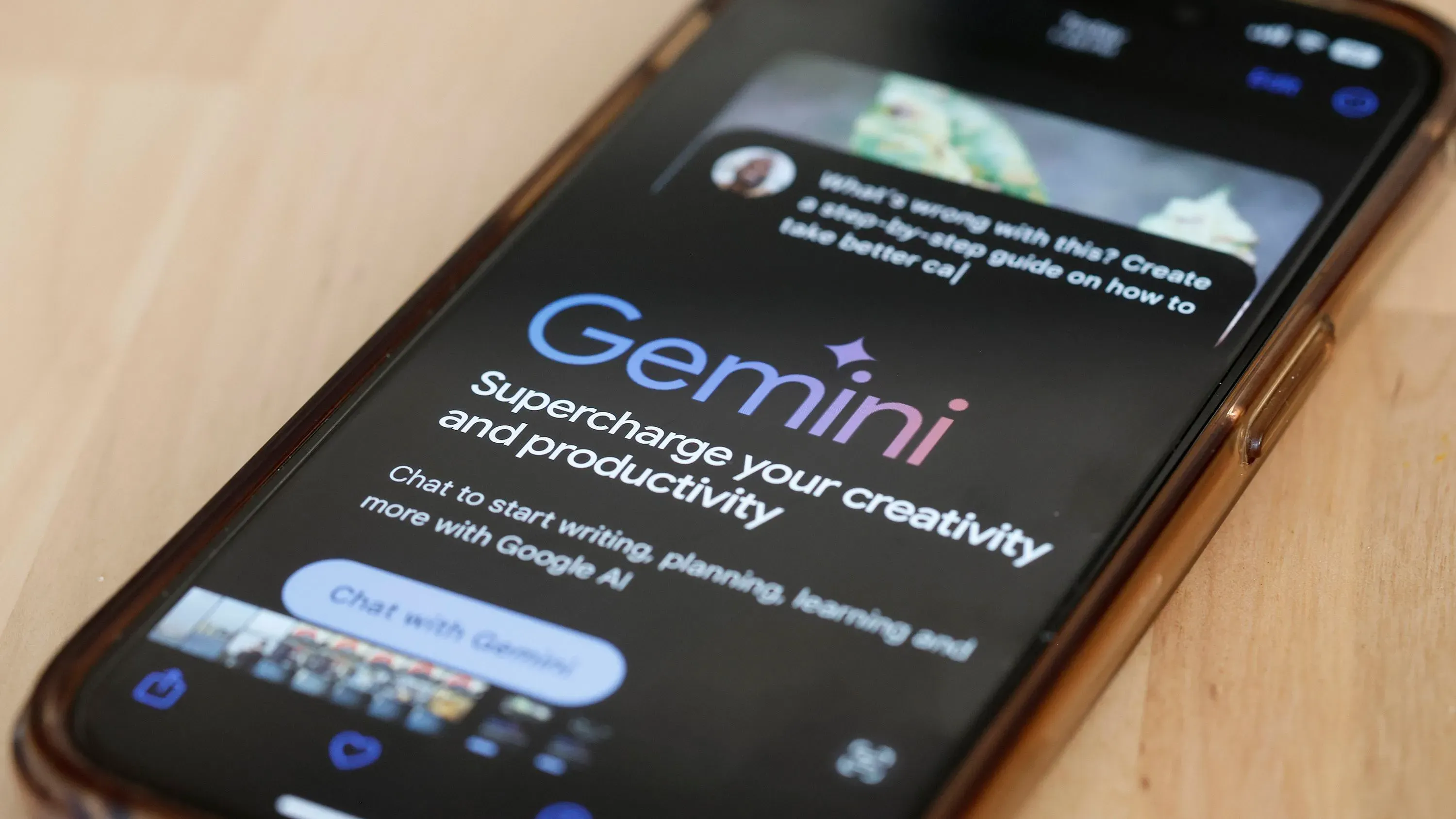 واجهة تطبيق Gemini على الهاتف المحمول، تعرض شعار Gemini مع نص يبرز ميزات الذكاء الاصطناعي لتعزيز الإبداع والإنتاجية.
