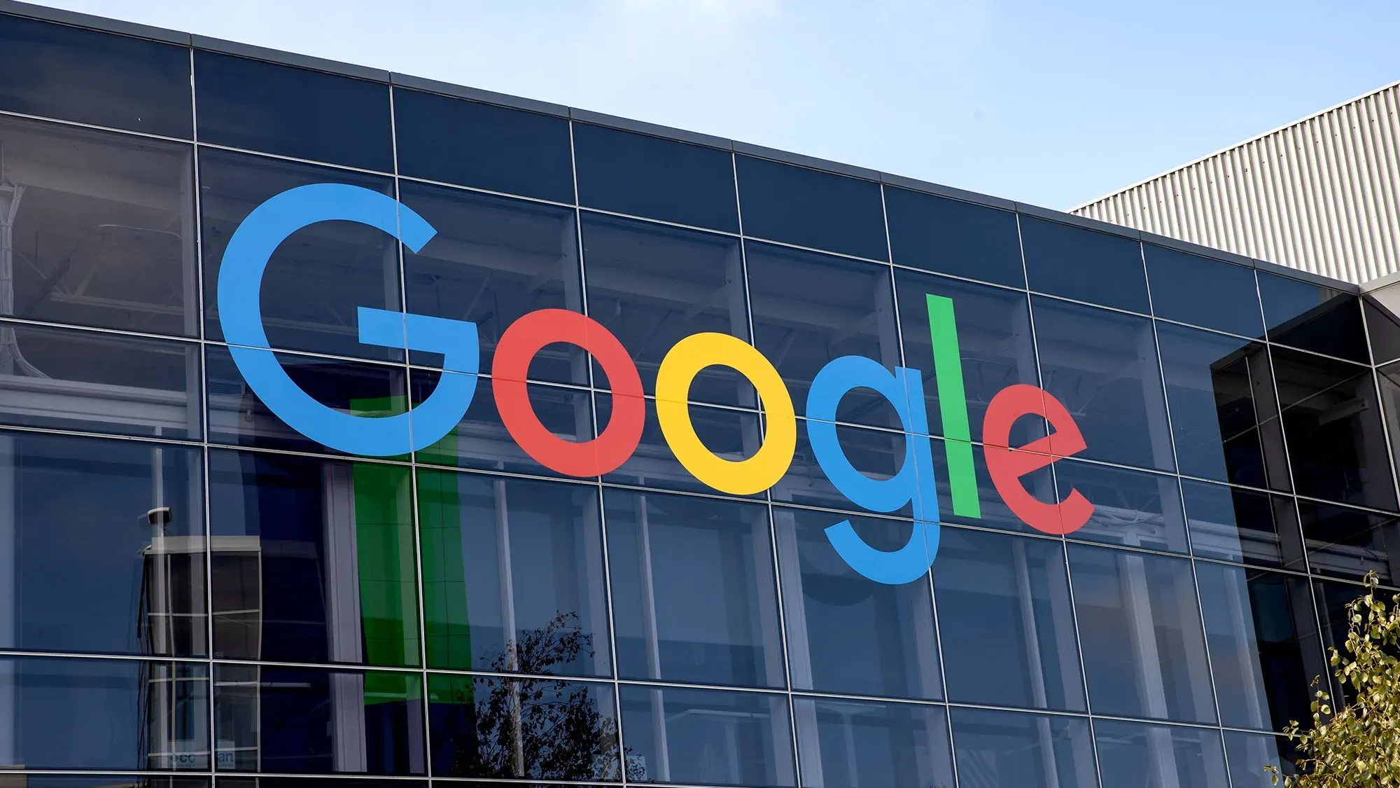 واجهة مبنى جوجل تحمل شعار الشركة الملون، في سياق التغييرات المرتقبة في الأسماء الجغرافية بفعل أمر تنفيذي من ترامب.
