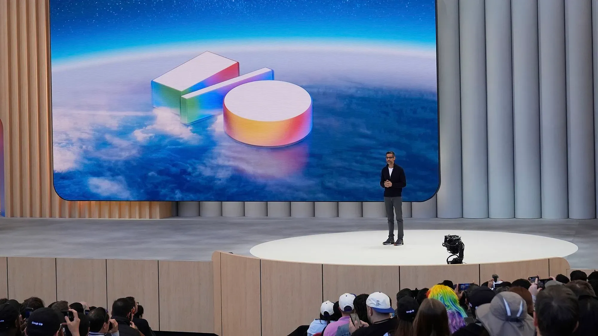 الرئيس التنفيذي لشركة جوجل، سوندار بيتشاي، يتحدث في مؤتمر المطورين، مع عرض تقديمي خلفه يوضح مستقبل البحث باستخدام الذكاء الاصطناعي.