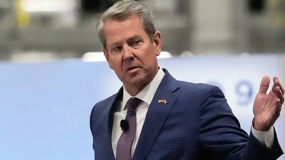 الحاكم براين كيمب يتحدث خلال مؤتمر، مع التركيز على استراتيجيات الحزب الجمهوري للانتخابات النصفية وعلاقته مع ترامب.