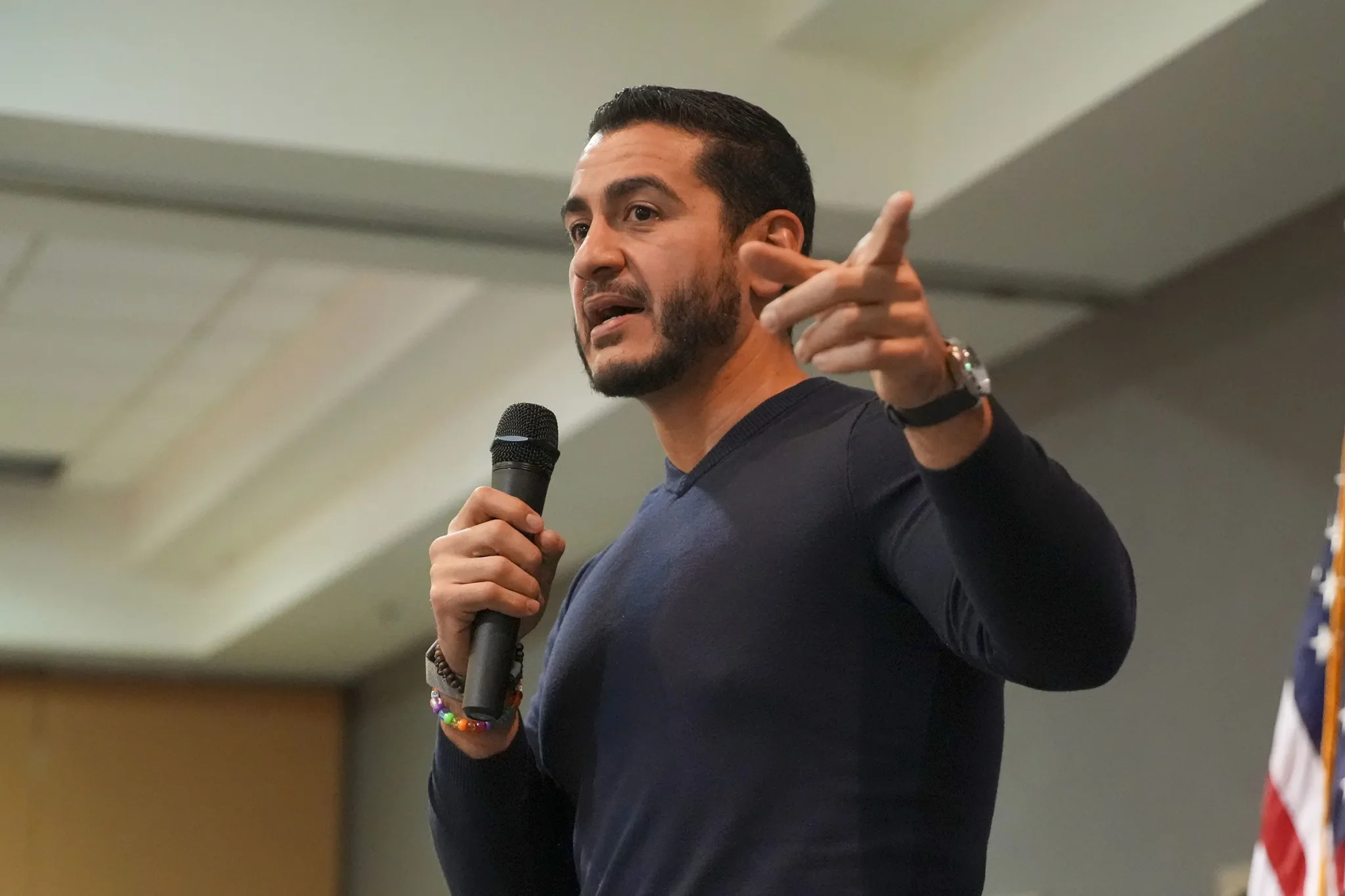 عبد السيد، مرشح الحزب الديمقراطي لمجلس الشيوخ في ميشيغان، يتحدث في تجمع انتخابي وسط جدل حول جماعة الإخوان المسلمين.