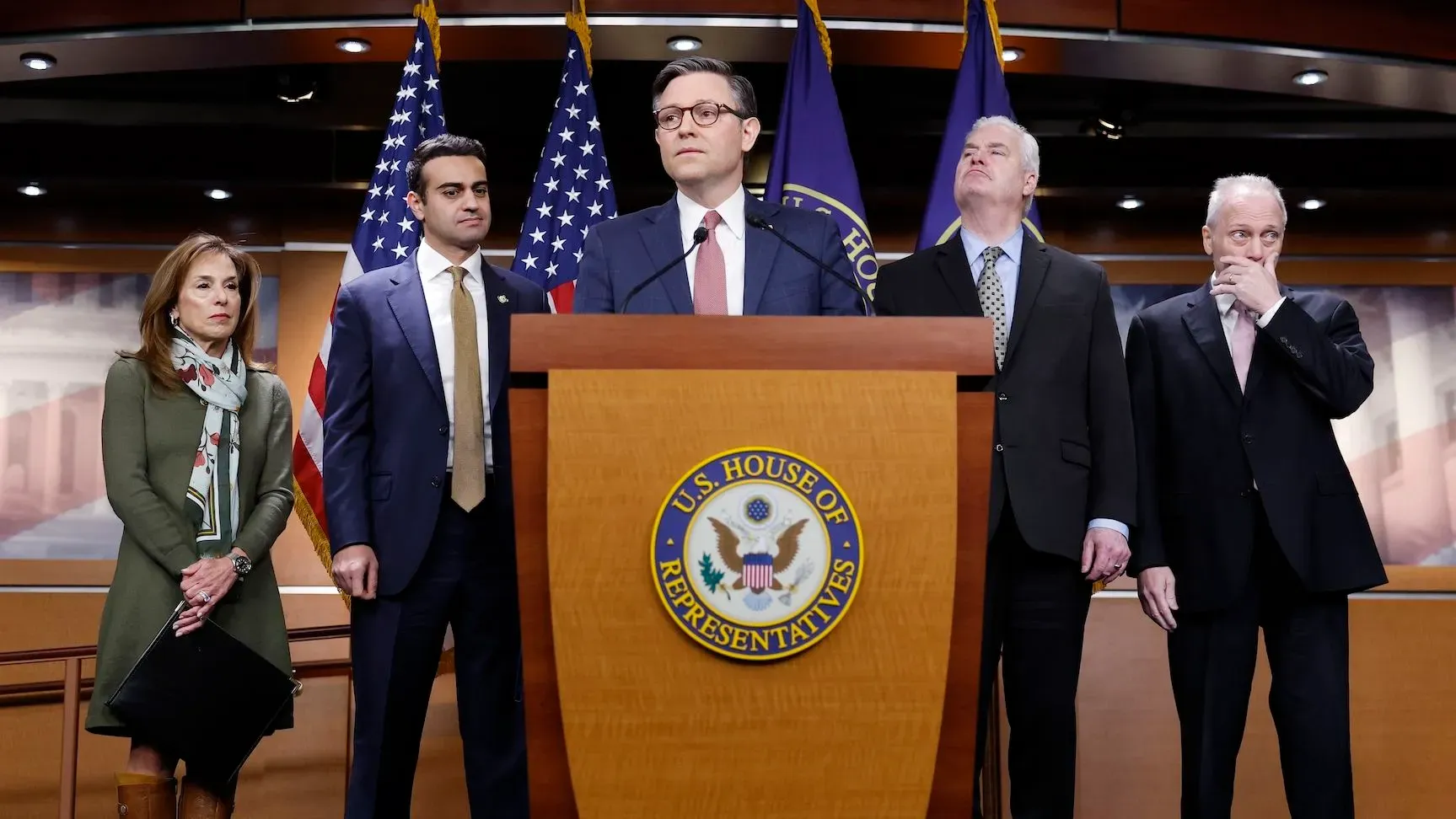 متحدثون من الحزب الجمهوري في مؤتمر صحفي، يتوسطهم مايك جونسون، يناقشون خطة الميزانية المثيرة للجدل.