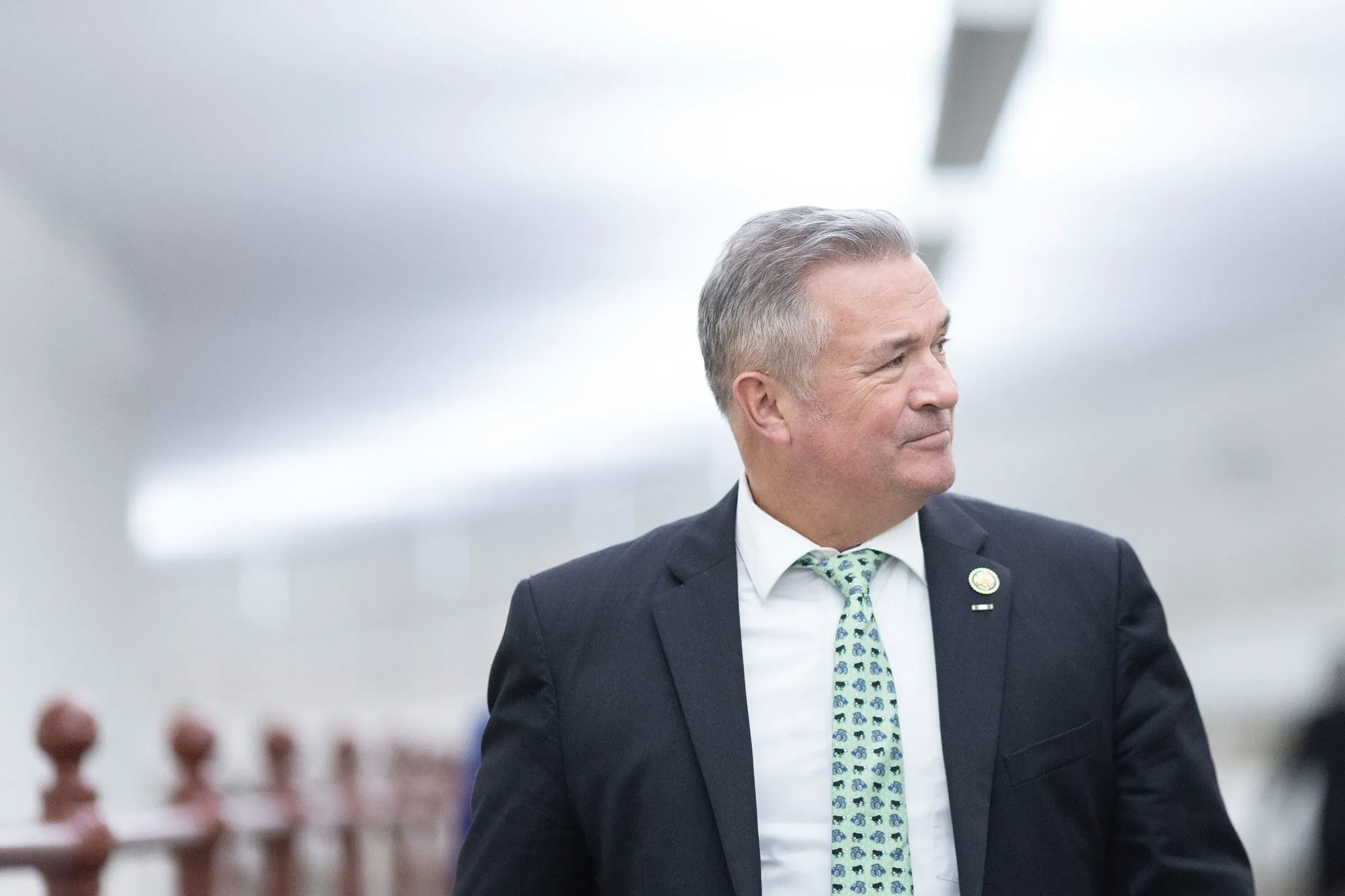 النائب دون بيكون يمشي في مبنى الكونجرس، معبرًا عن انتقاداته للرئيس ترامب وسياساته الاقتصادية، في سياق حديثه عن حرية الصحافة.