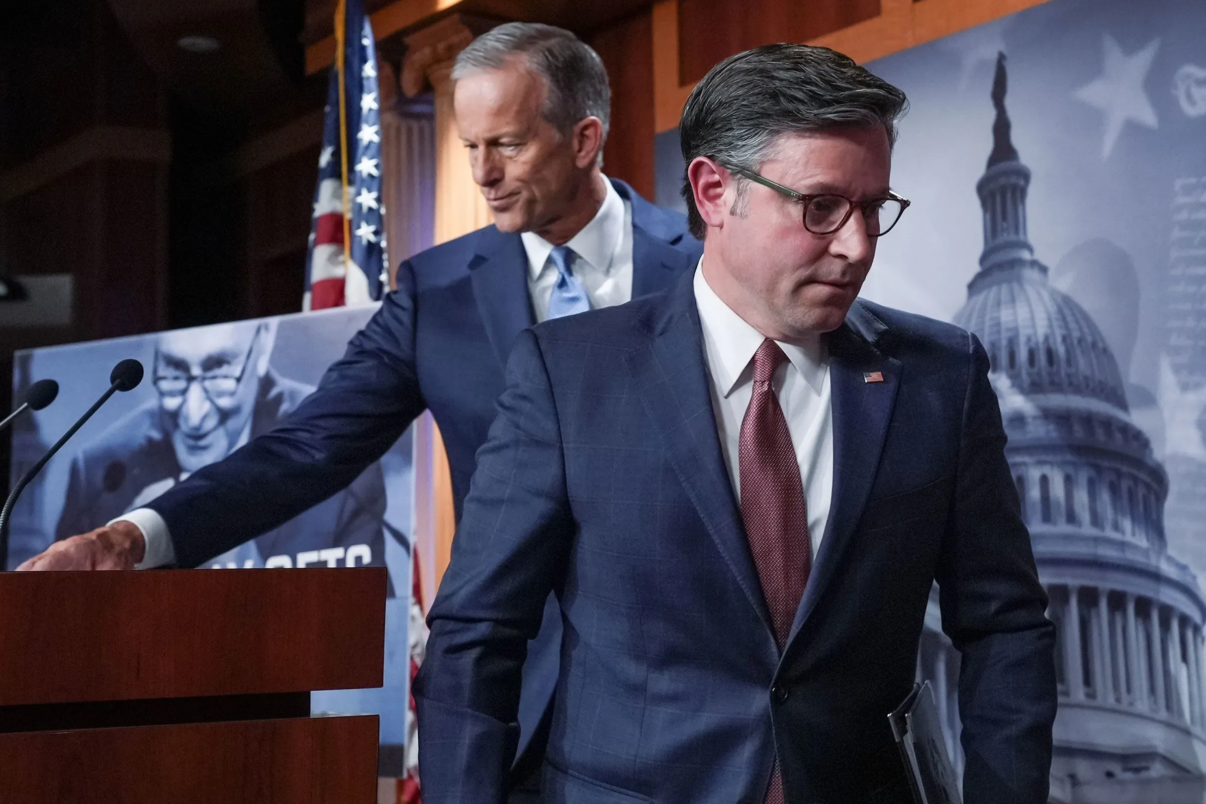 اجتماع لقيادة الحزب الجمهوري في الكونغرس، حيث يبدو أن الأجواء مشحونة بسبب عدم دفع رواتب العسكريين وسط الإغلاق الحكومي.