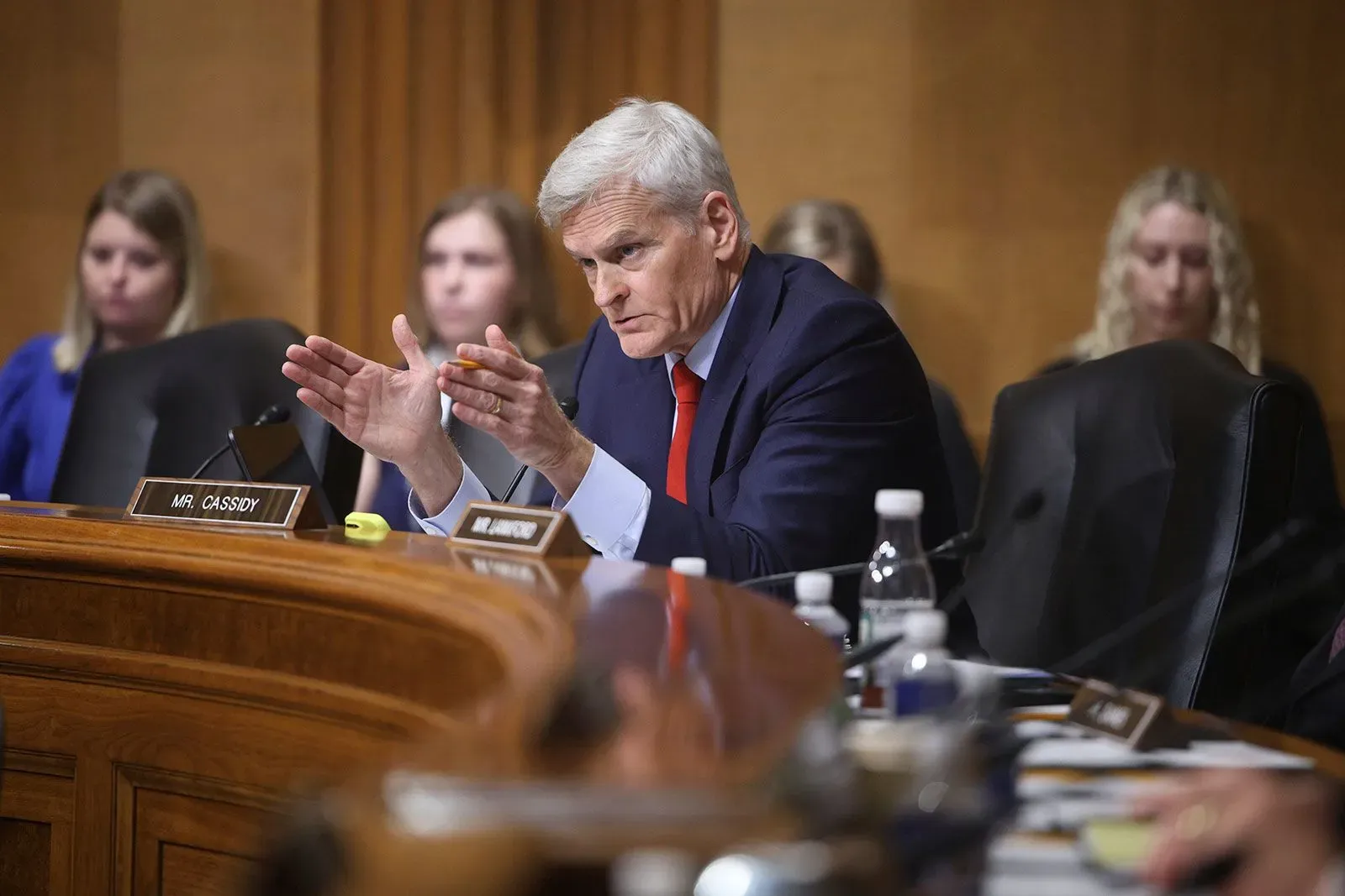 السيناتور بيل كاسيدي يتحدث خلال جلسة استماع في الكونغرس، حيث يناقش قضايا تتعلق باللقاحات وصحة العامة.