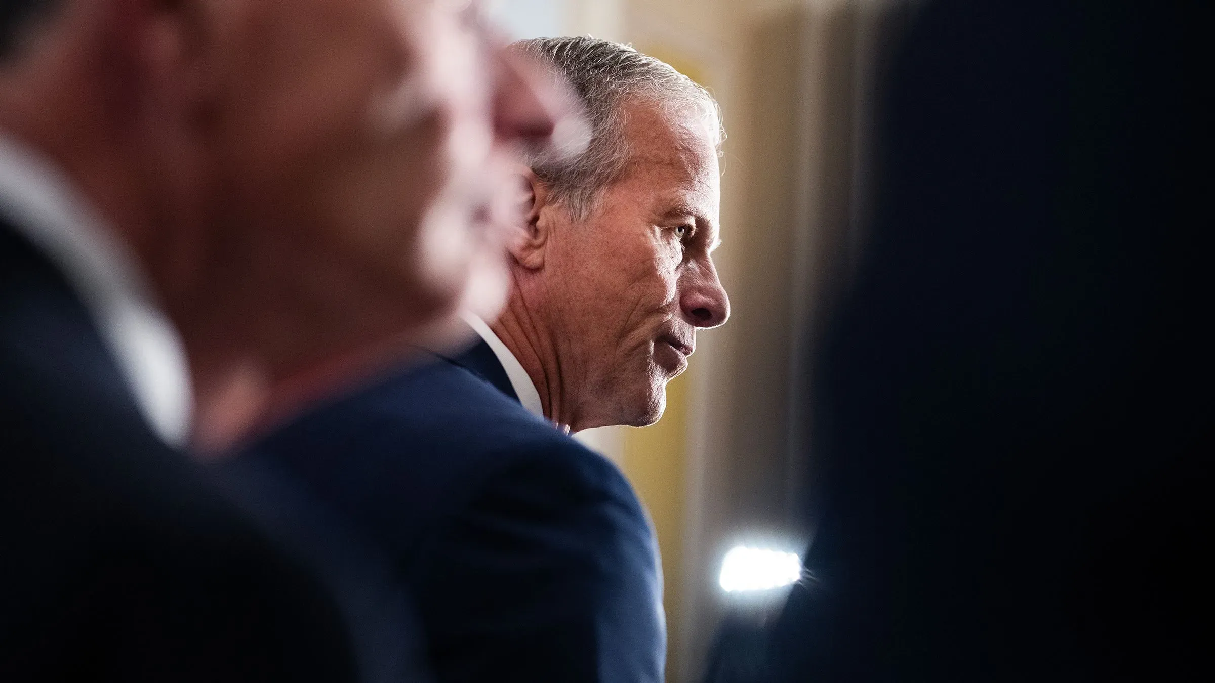 زعيم الأغلبية في مجلس الشيوخ جون ثون يتحدث للصحفيين في الكابيتول هيل، مع التركيز على أهمية القسيمة الزرقاء في تأكيد المرشحين.