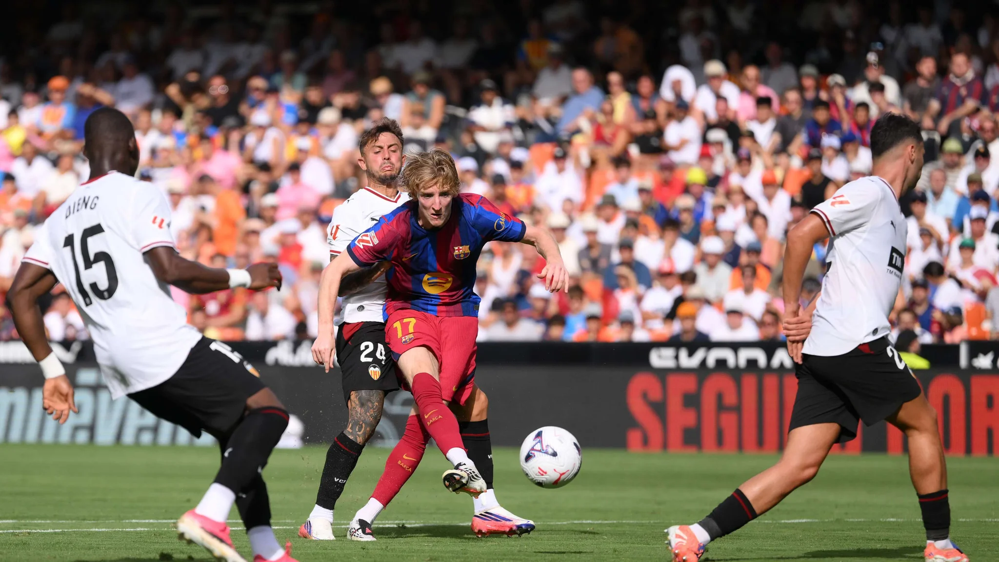 أنطوني جوردون لاعب برشلونة يمرر الكرة خلال مباراة في الدوري الإسباني أمام فالنسيا، محققاً بداية مميزة بتمريرات حاسمة.