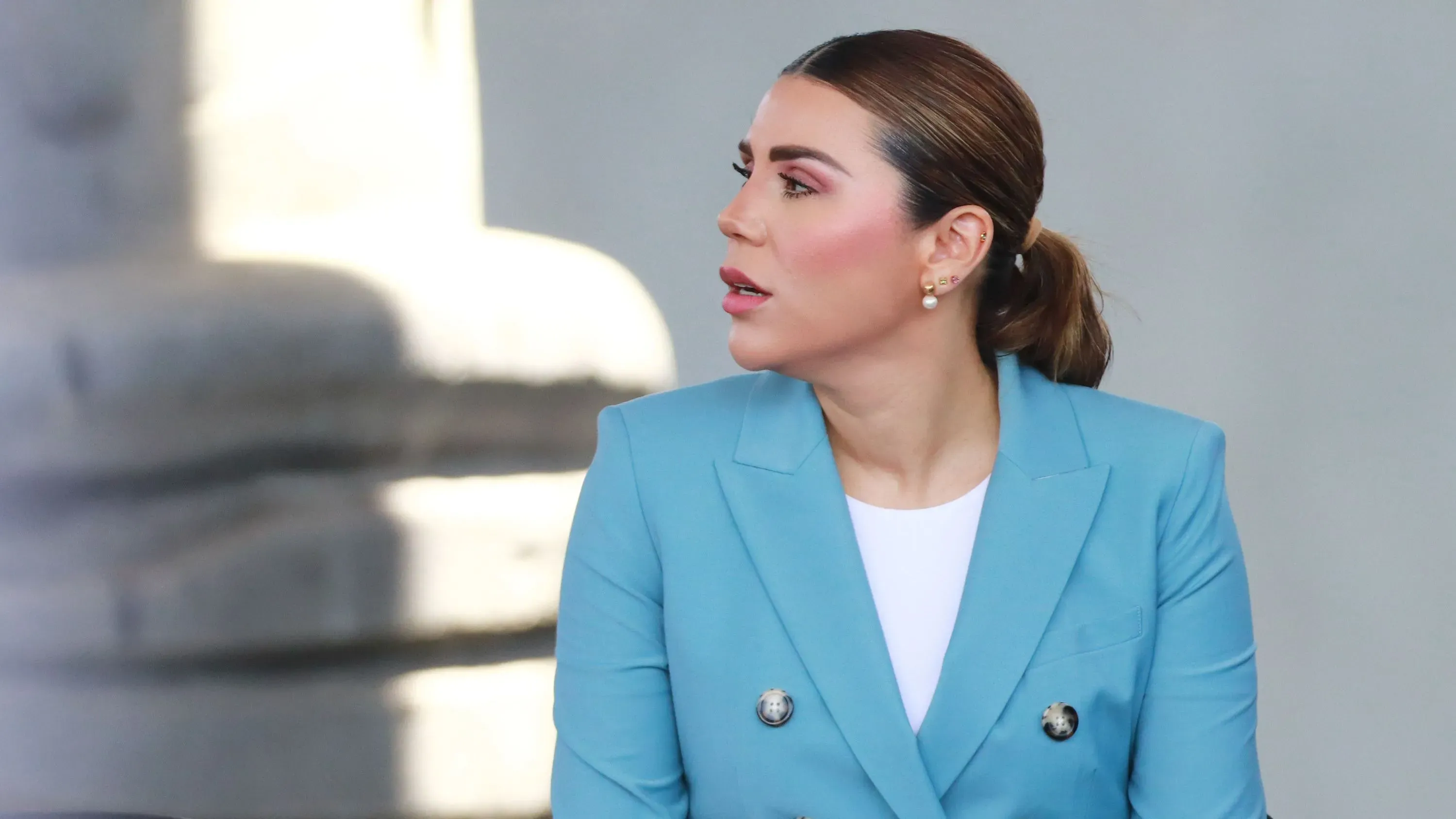 حاكمة ولاية باخا كاليفورنيا، مارينا ديل بيلار أفيلا، تظهر في صورة تعبيرية أثناء حديثها عن سحب التأشيرات السياحية من الولايات المتحدة.