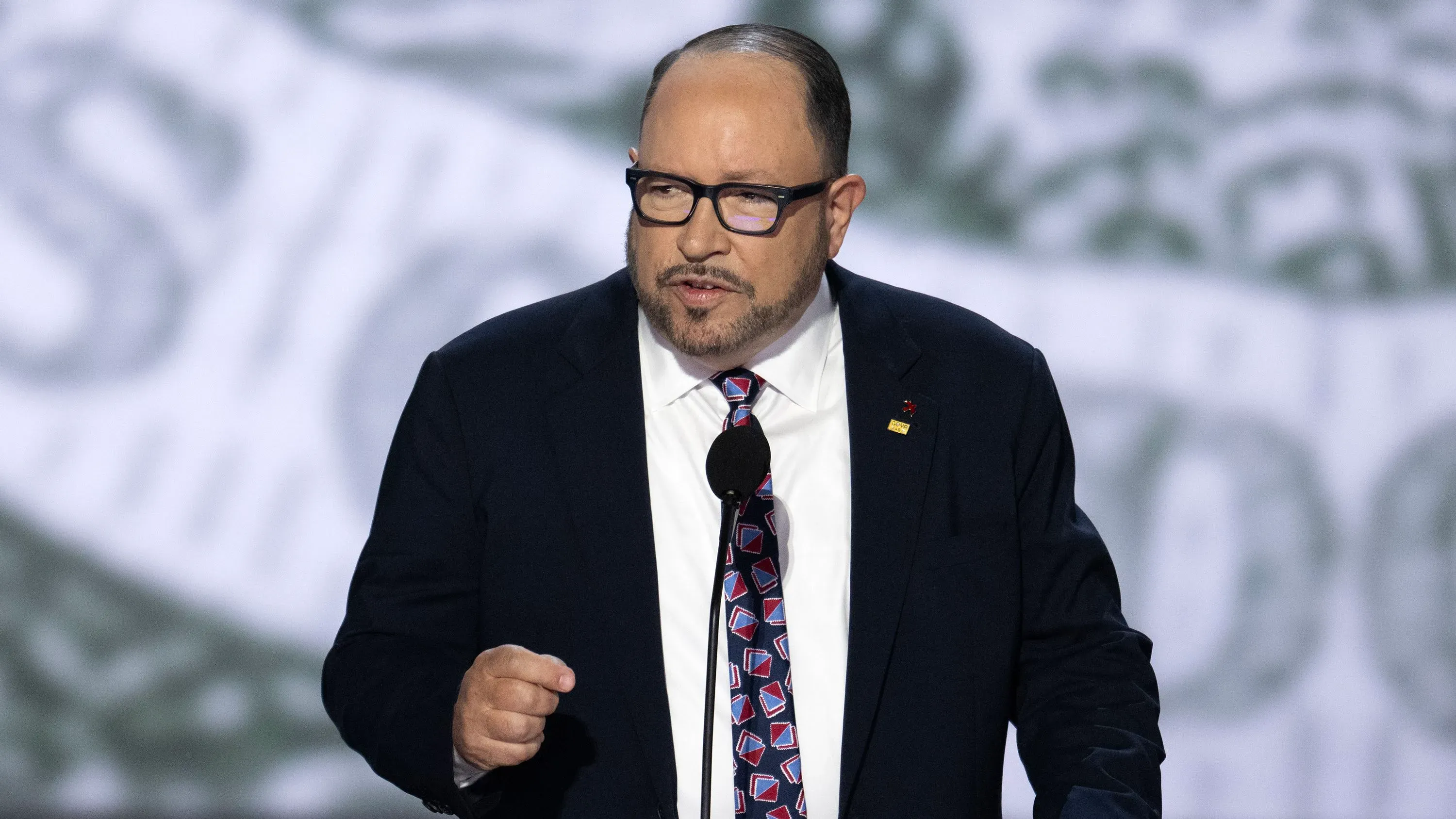 بوب أونانو، الرئيس السابق لشركة غويا فودز، يتحدث في مؤتمر، مع التركيز على قضايا القيادة والسياسات.