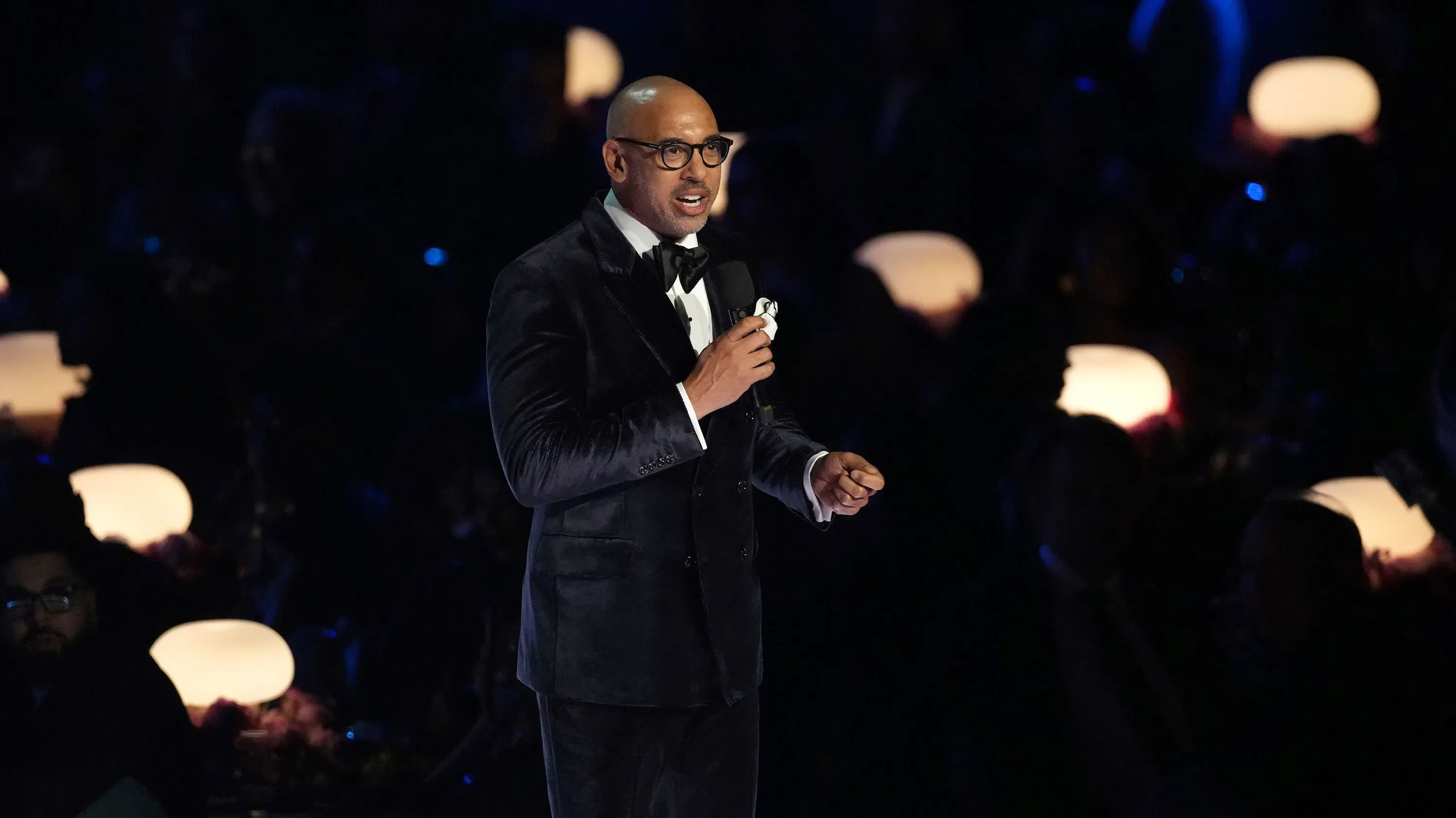 مقدم الحفل تريفور نوح يتحدث خلال حفل توزيع جوائز غرامي، حيث تم جمع تبرعات لمساعدة ضحايا حرائق لوس أنجلوس.