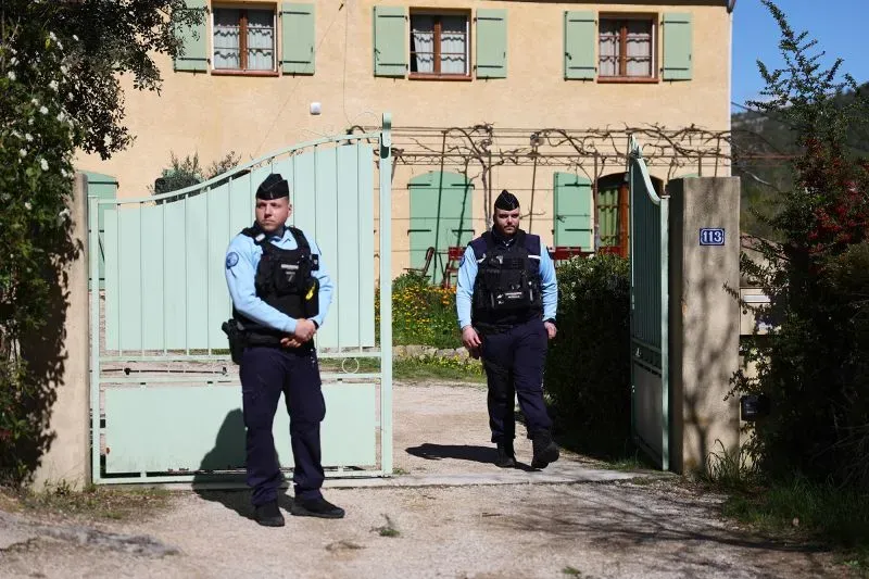 رجال شرطة يقفون أمام مدخل منزل في قرية لو أوت فيرنيه، حيث تم اعتقال أجداد الطفل إميل سولي للاشتباه في قتله.