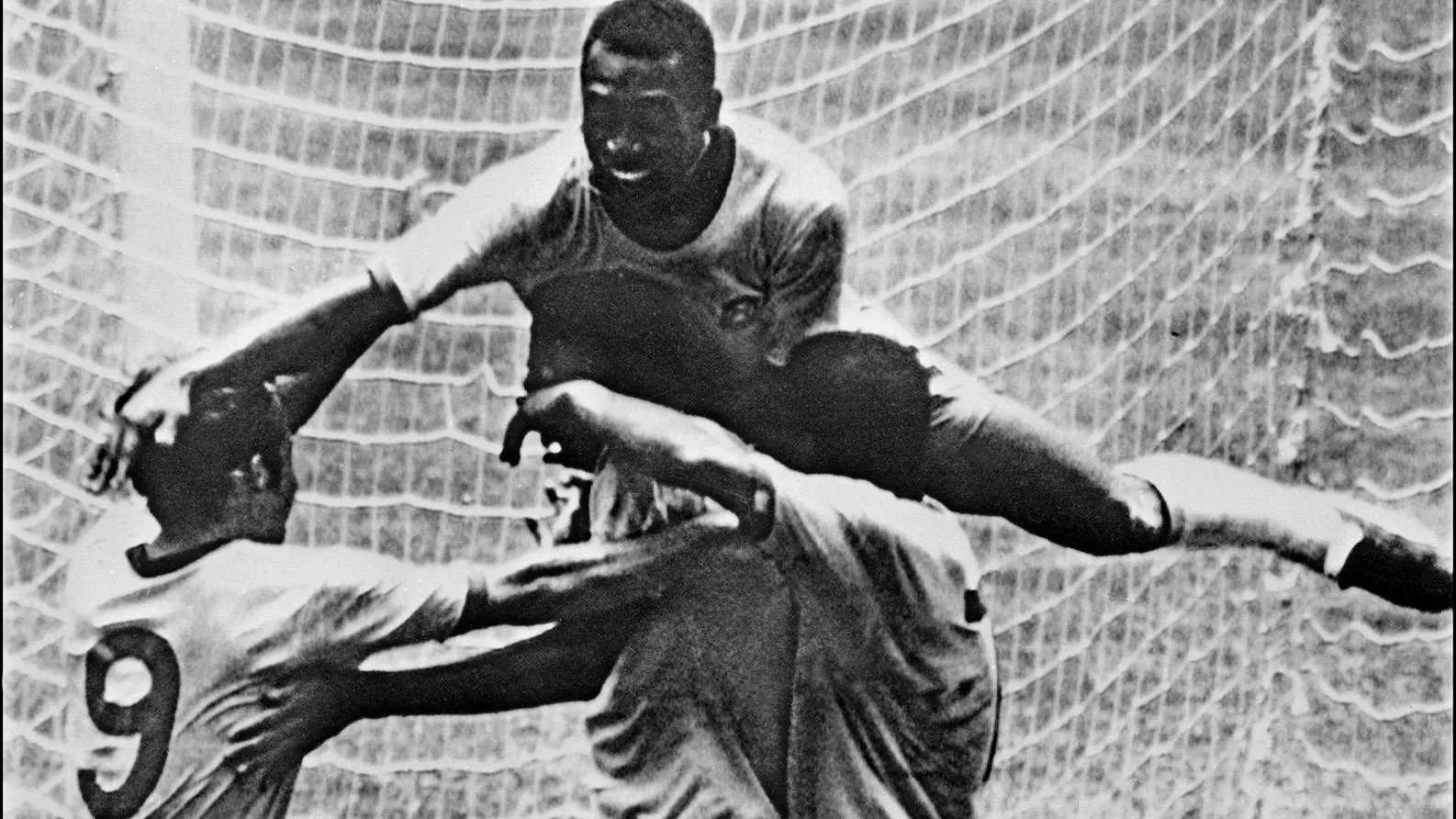 لاعبو منتخب البرازيل يحتفلون بهدف في كأس العالم 1958، يظهرون الفرح والتكاتف بعد تسجيل هدف مهم في البطولة.