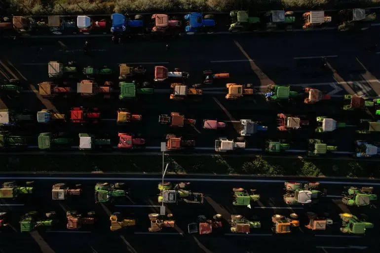 احتجاج مزارعين يونانيين على تأخر إعانات الاتحاد الأوروبي، حيث أوقفوا حركة المرور باستخدام الجرارات على الطريق السريع بين أثينا وتسالونيكي.