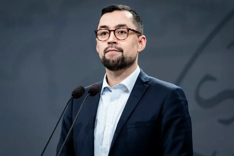 مويت إيجيد، رئيس وزراء غرينلاند، يتحدث في مؤتمر صحفي حول الانتخابات المحلية وأهمية الاستقلال عن الدنمارك.