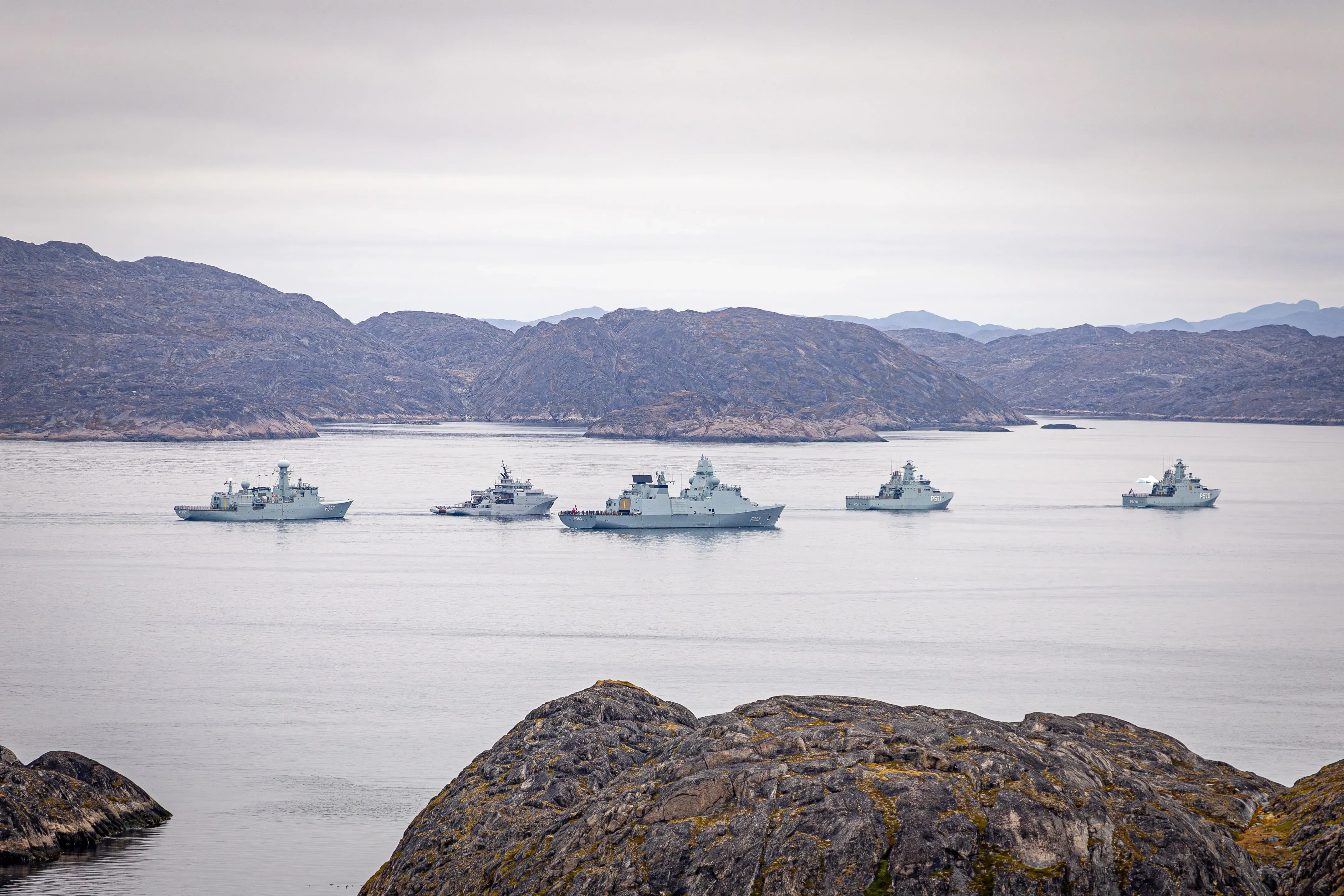 أسطول من السفن الحربية الدنماركية يقوم بدوريات في المياه الجليدية بجنوب غرب غرينلاند خلال مناورات "ضوء القطب الشمالي" العسكرية.