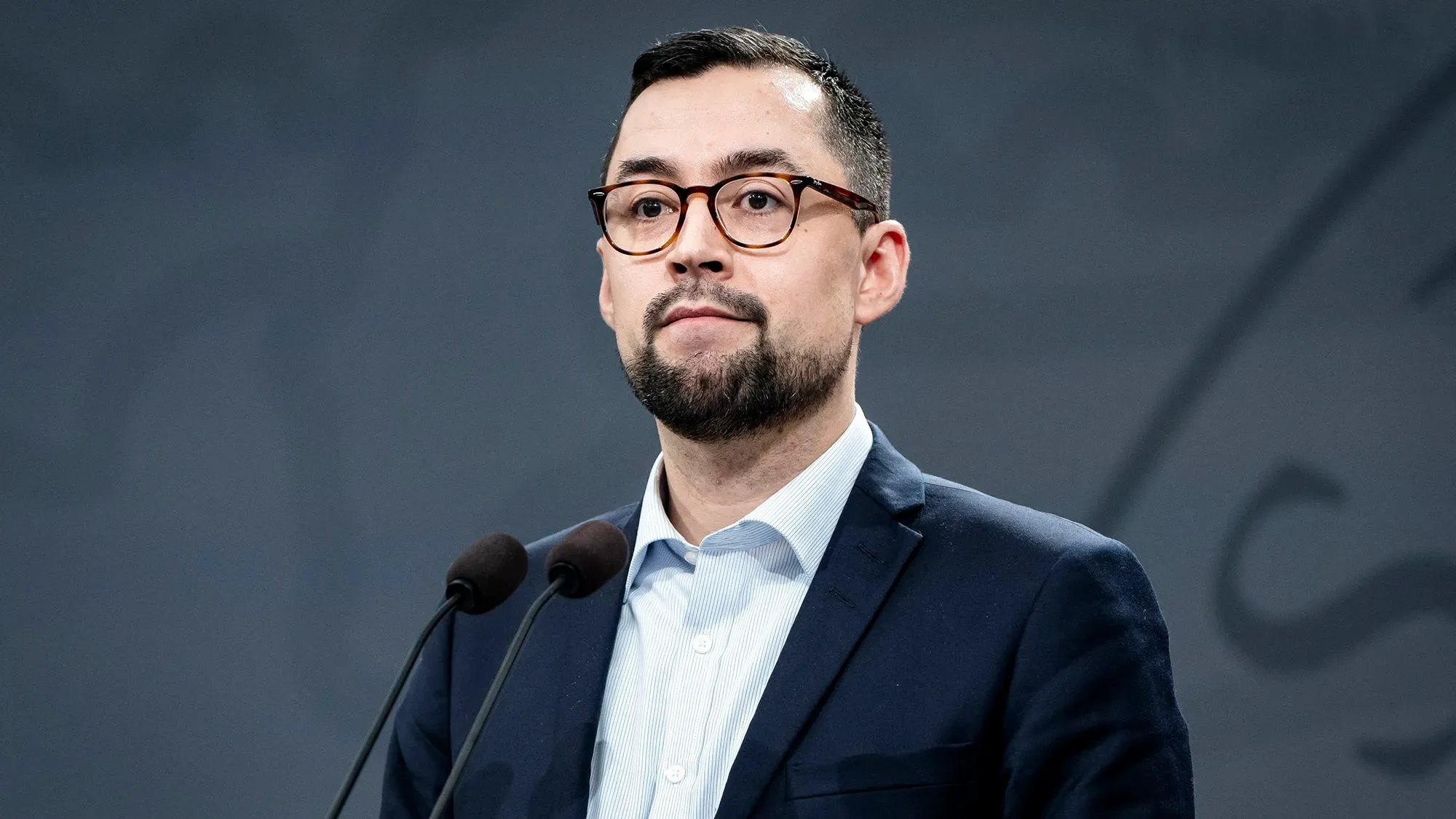 رئيس وزراء غرينلاند موتي إيجيده يتحدث في مؤتمر صحفي حول رفض خطة ترامب لضم الجزيرة، مع التركيز على أهمية الأمن الدولي.