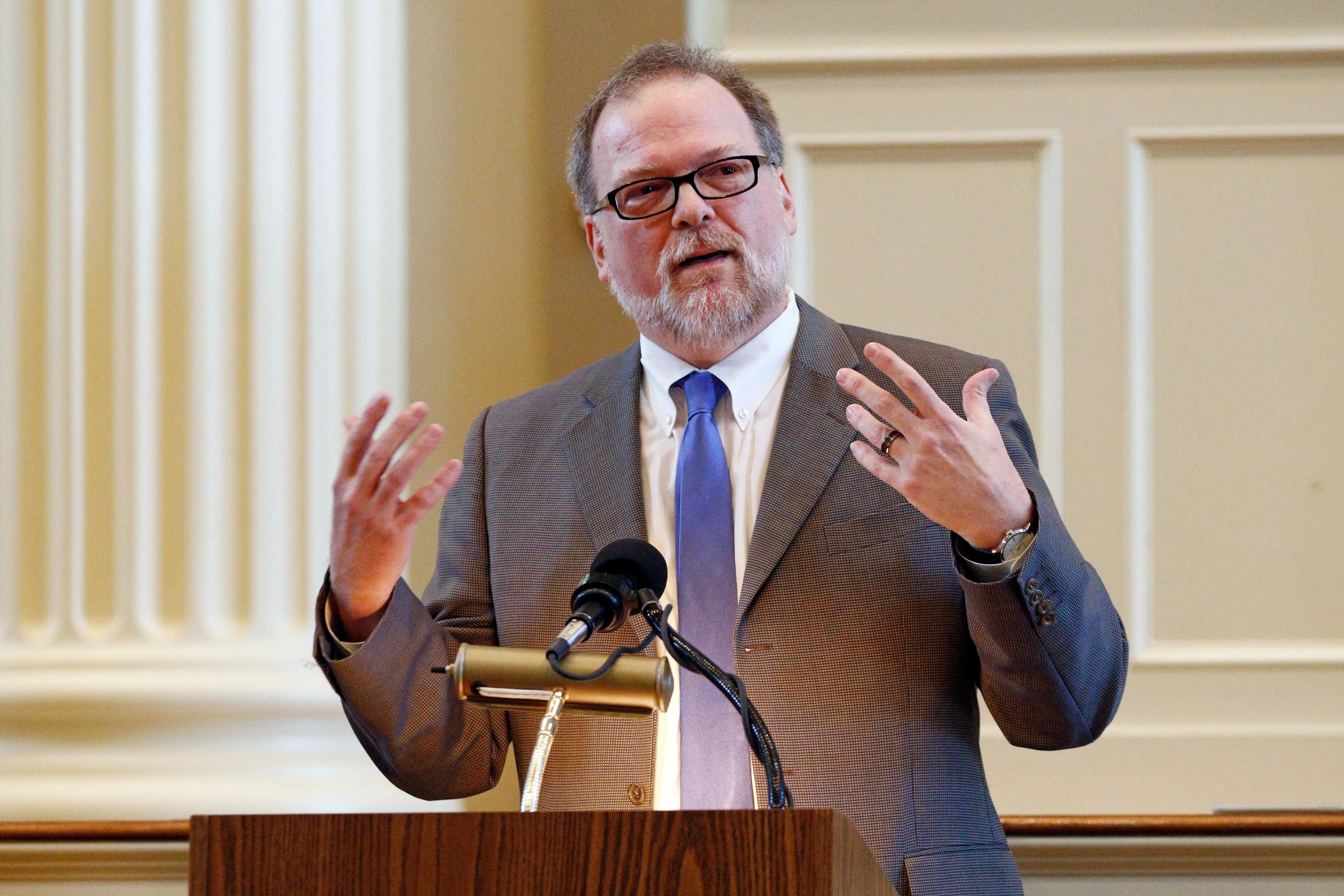 غريغ إيلز، مؤلف ثلاثية "ناتشيز بيرنينغ"، يتحدث في مناسبة عامة، معبراً عن أفكاره بحماس. توفي عن 65 عاماً بعد صراع طويل مع السرطان.