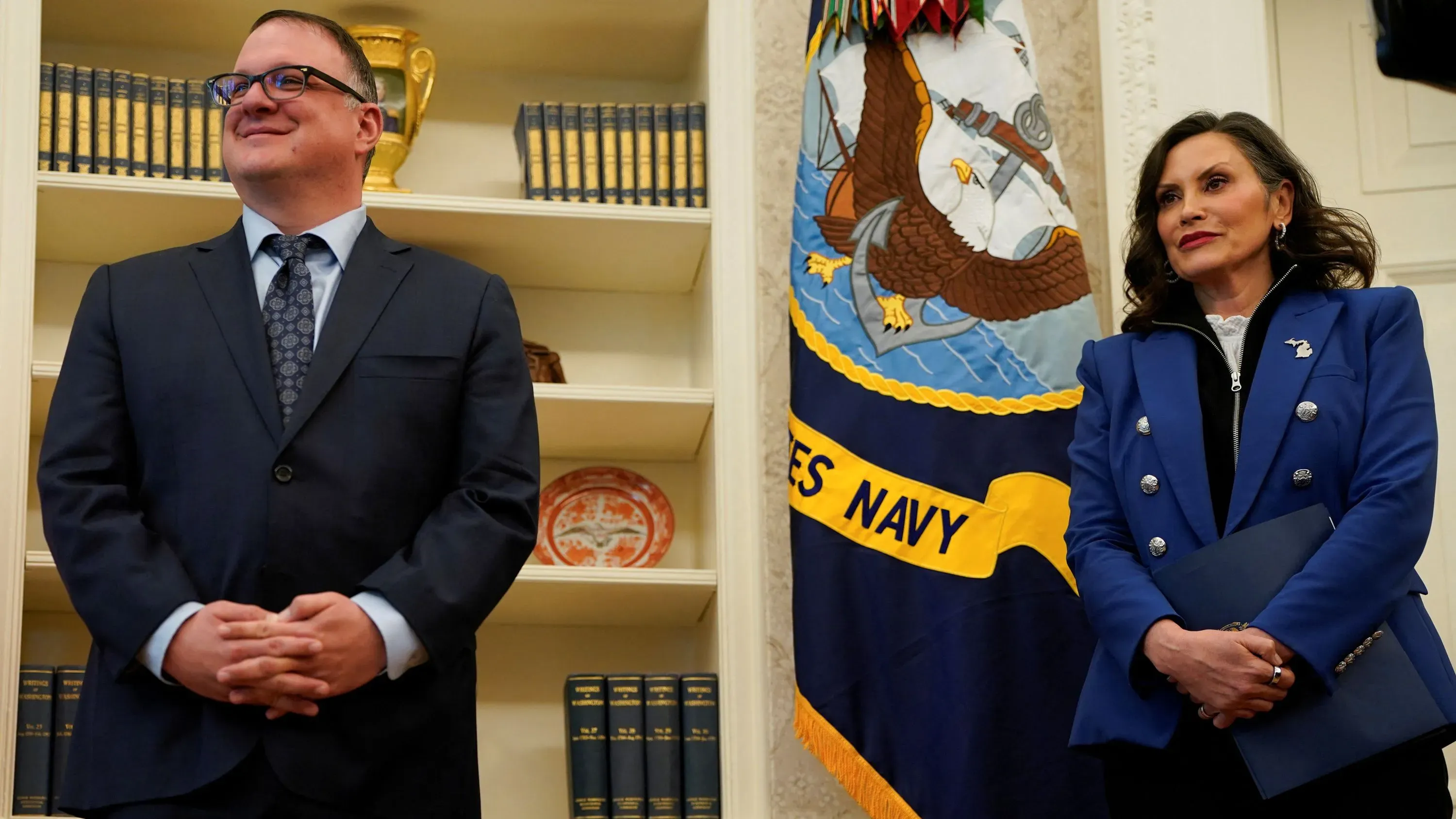 حاكمة ميشيغان جريتشن ويتمير تقف في المكتب البيضاوي بجوار رئيس مجلس النواب الجمهوري مات هول، بينما يوقع ترامب الأوامر التنفيذية.