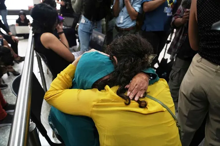 احتضان مؤثر بين امرأتين في قاعة المحكمة بعد صدور أحكام ضد المسؤولين عن مأوى غواتيمالا، حيث توفيت 41 فتاة في حريق مأساوي.