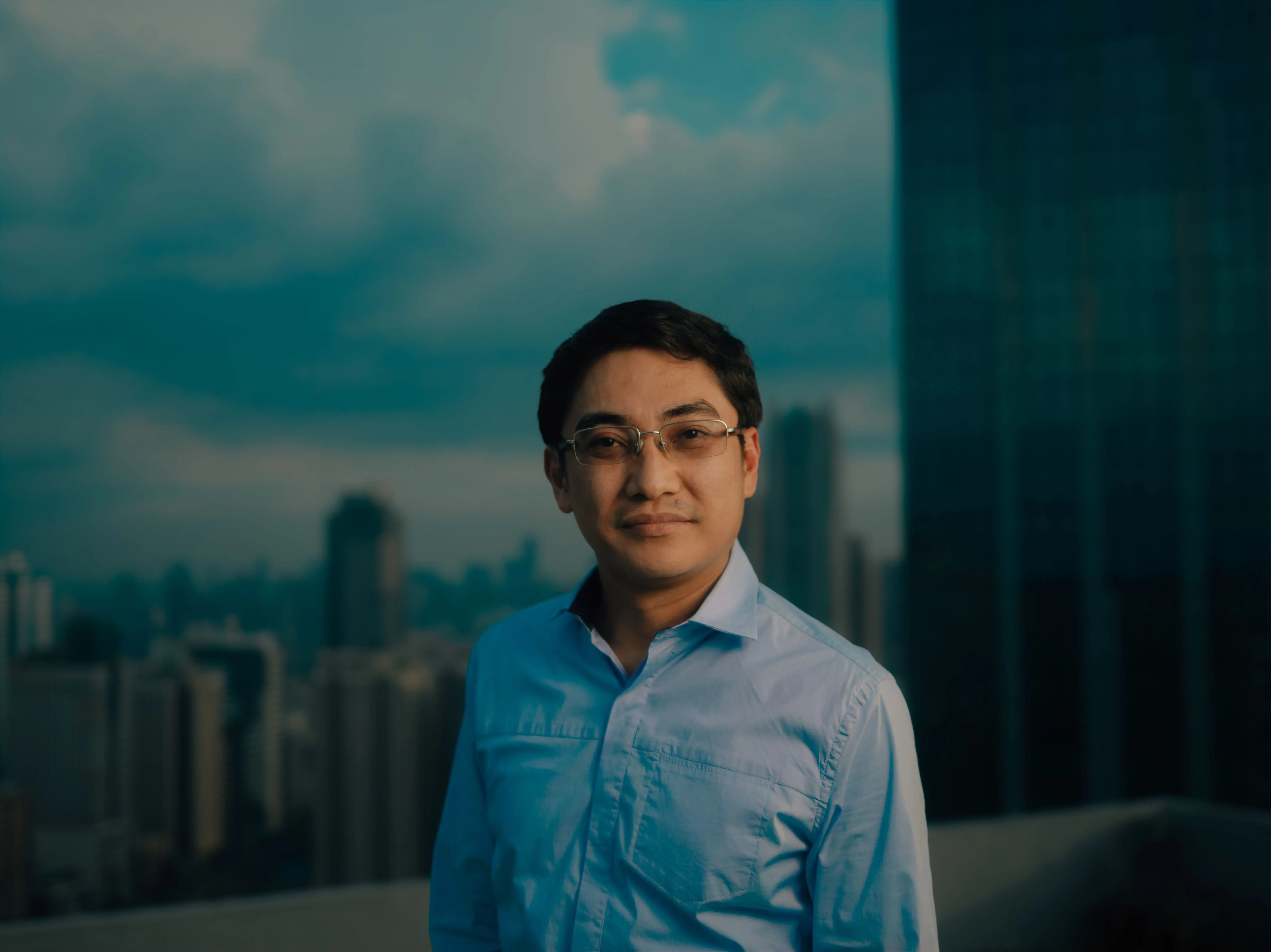 صورة لسامسون إينوسينسيو جونيور، مدير بعثة العدالة الدولية في الفلبين، يتحدث عن مكافحة الاتجار بالأطفال عبر الإنترنت.