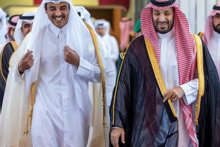 قادة دول الخليج العربي، بينهم ولي العهد السعودي والأمير القطري، يتبادلون الابتسامات خلال قمة في جدة لمناقشة تداعيات الحرب على إيران.