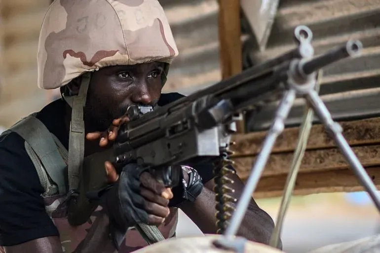 جندي نيجيري يرتدي خوذة ويحمل سلاحًا، في سياق التصدي لهجمات المسلحين في ولاية أداماوا، شمال شرق نيجيريا.