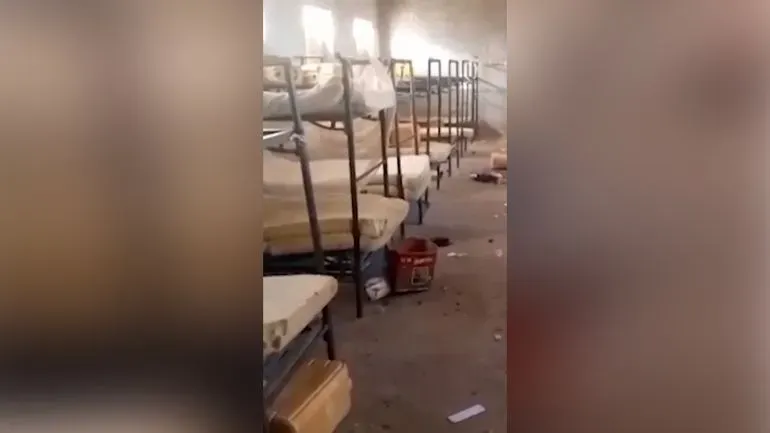 غرفة نوم فارغة في مدرسة سانت ماري، تظهر الأسرة المهجورة بعد اختطاف 215 طالبًا ومعلمًا، مما يعكس حالة الفوضى بعد الهجوم.