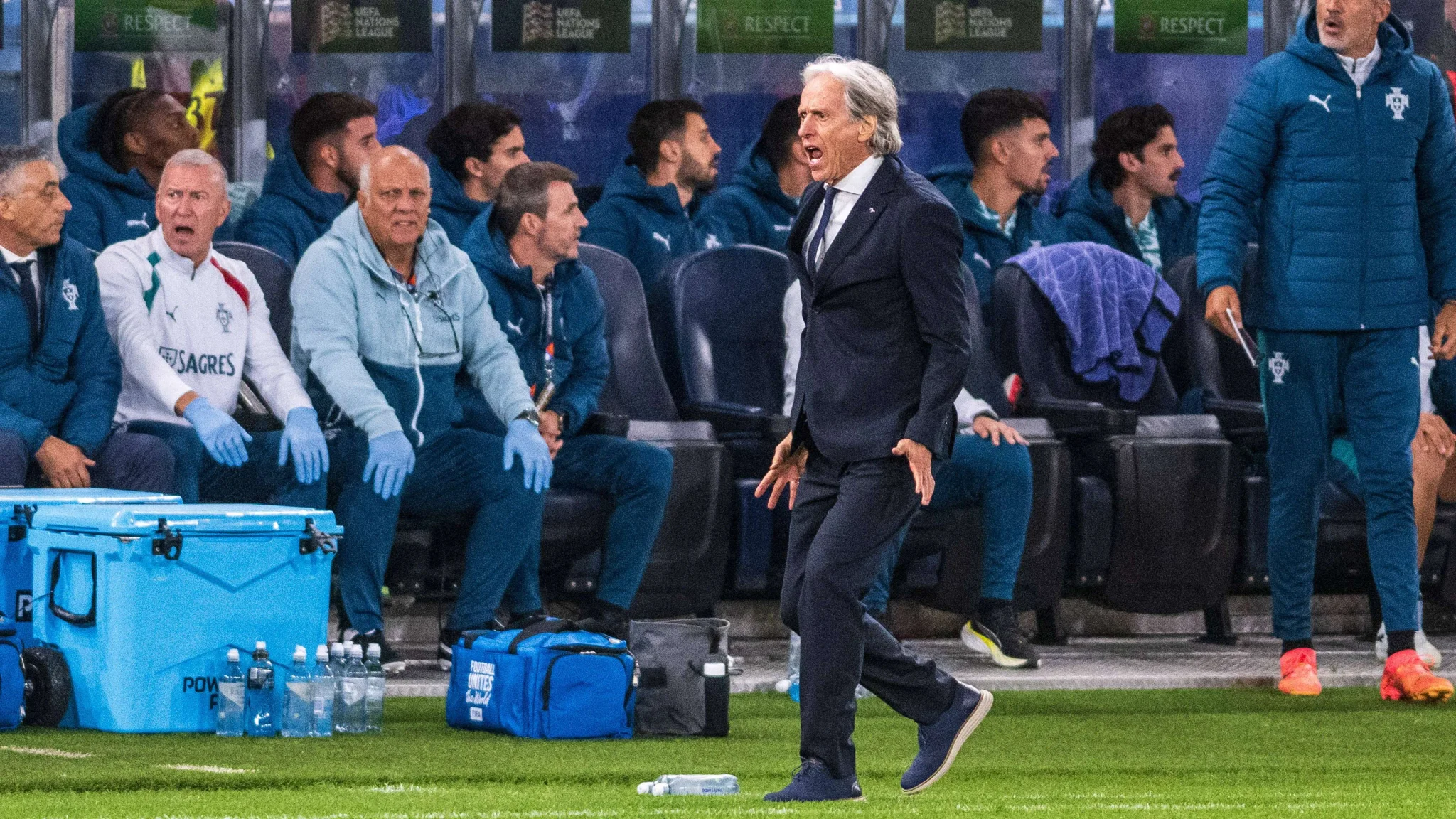 مدرب منتخب البرتغال خورخي جيسوس يظهر متحمساً على خط الملعب خلال مباراة ضد النرويج في دوري الأمم الأوروبية.