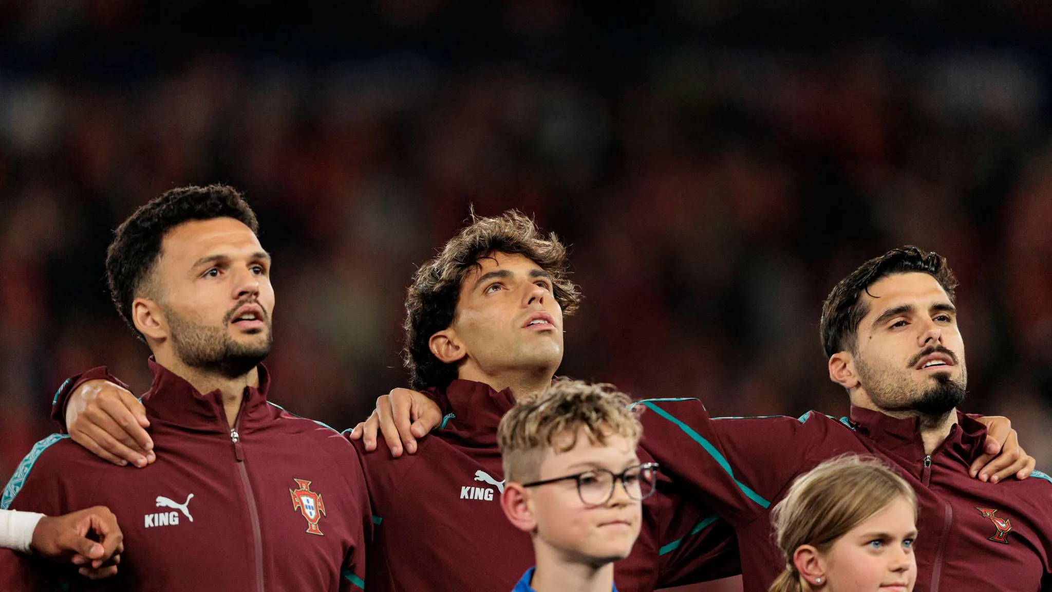 لاعبو المنتخب البرتغالي يقفون متراصين أثناء عزف النشيد الوطني قبل مباراة دوري الأمم الأوروبية ضد النرويج في أوسلو.