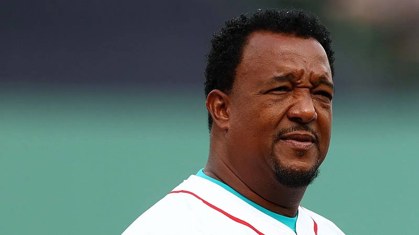 بيدرو مارتينيز، لاعب البيسبول الشهير، يعبر عن حزنه بعد انهيار سقف ملهى جيت سيت في جمهورية الدومينيكان، حيث لا يزال أفراد من عائلته مفقودين.