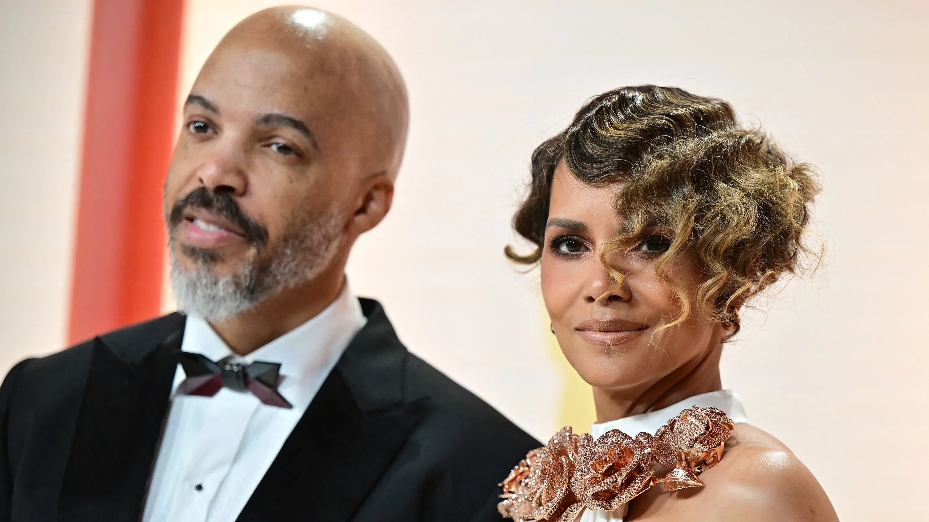 هالي بيري وفان هانت يتحدثان في حدث رسمي، حيث تعبر بيري عن آرائها حول عيد الأم وتوجه رسالة للمنتقدين.