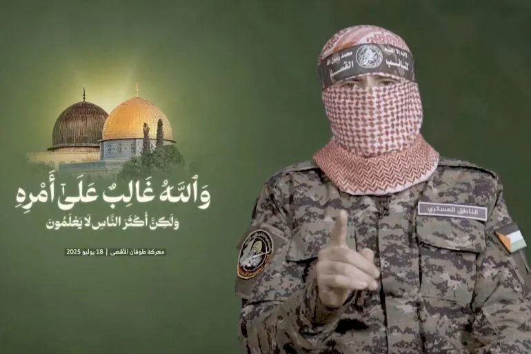 أبو عبيدة، المتحدث باسم حماس، يتحدث في فيديو مسجل، مرتديًا زيًا عسكريًا، مع خلفية خضراء وصور للمسجد الأقصى.